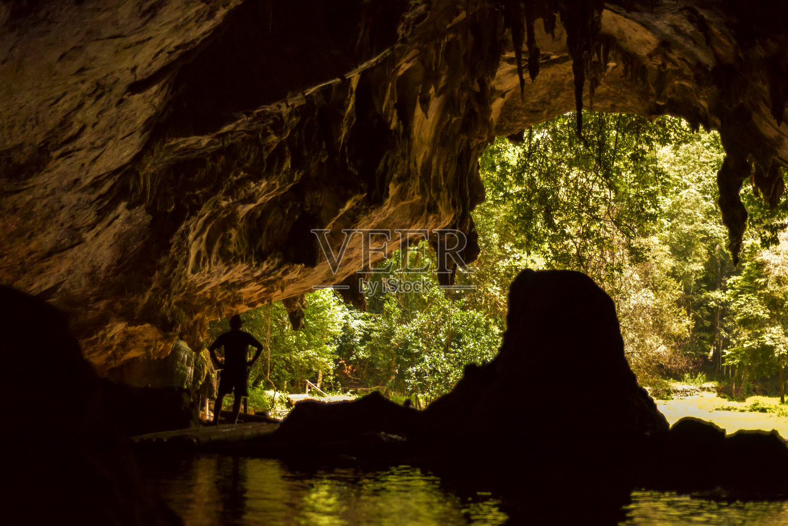 在Tham Lod洞穴又名精神洞穴的船夫,泰国照片摄影图片