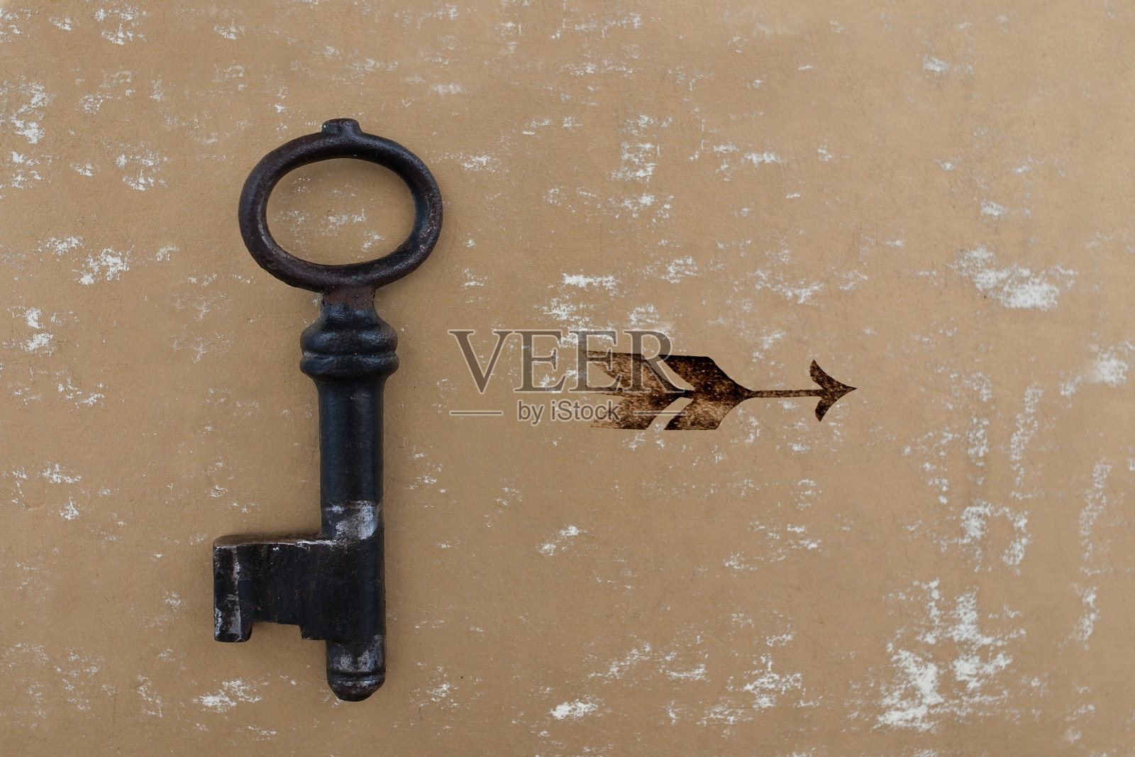 古老的钥匙和箭头在金色的古老背景上照片摄影图片