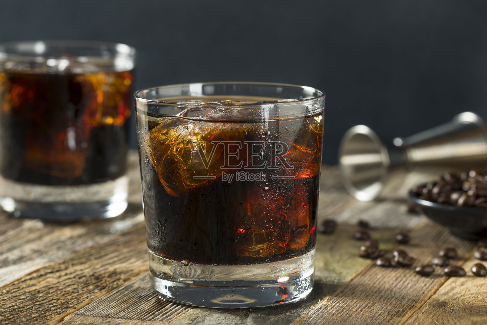 酗酒的黑俄罗斯鸡尾酒照片摄影图片