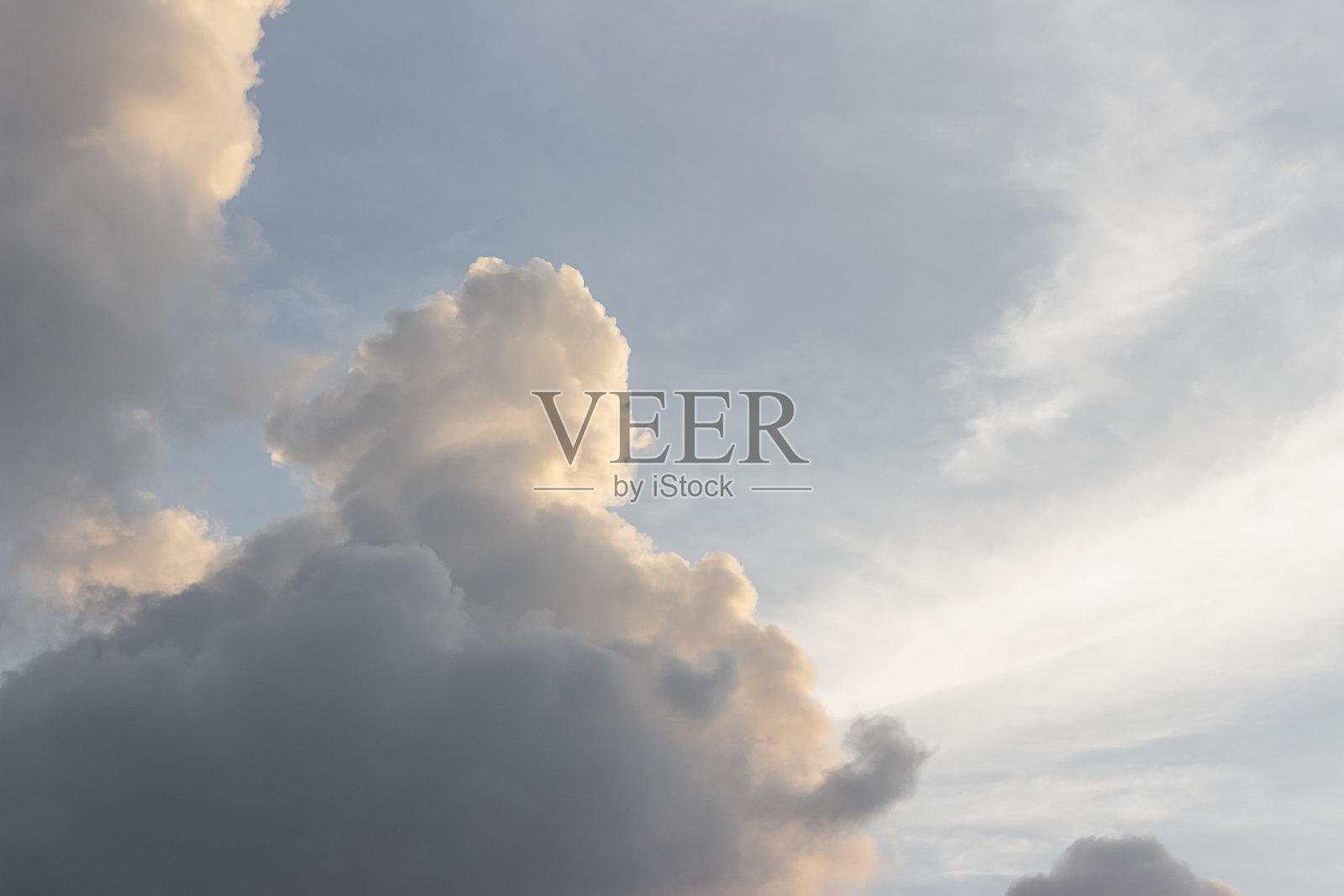 云和太阳的光照片摄影图片