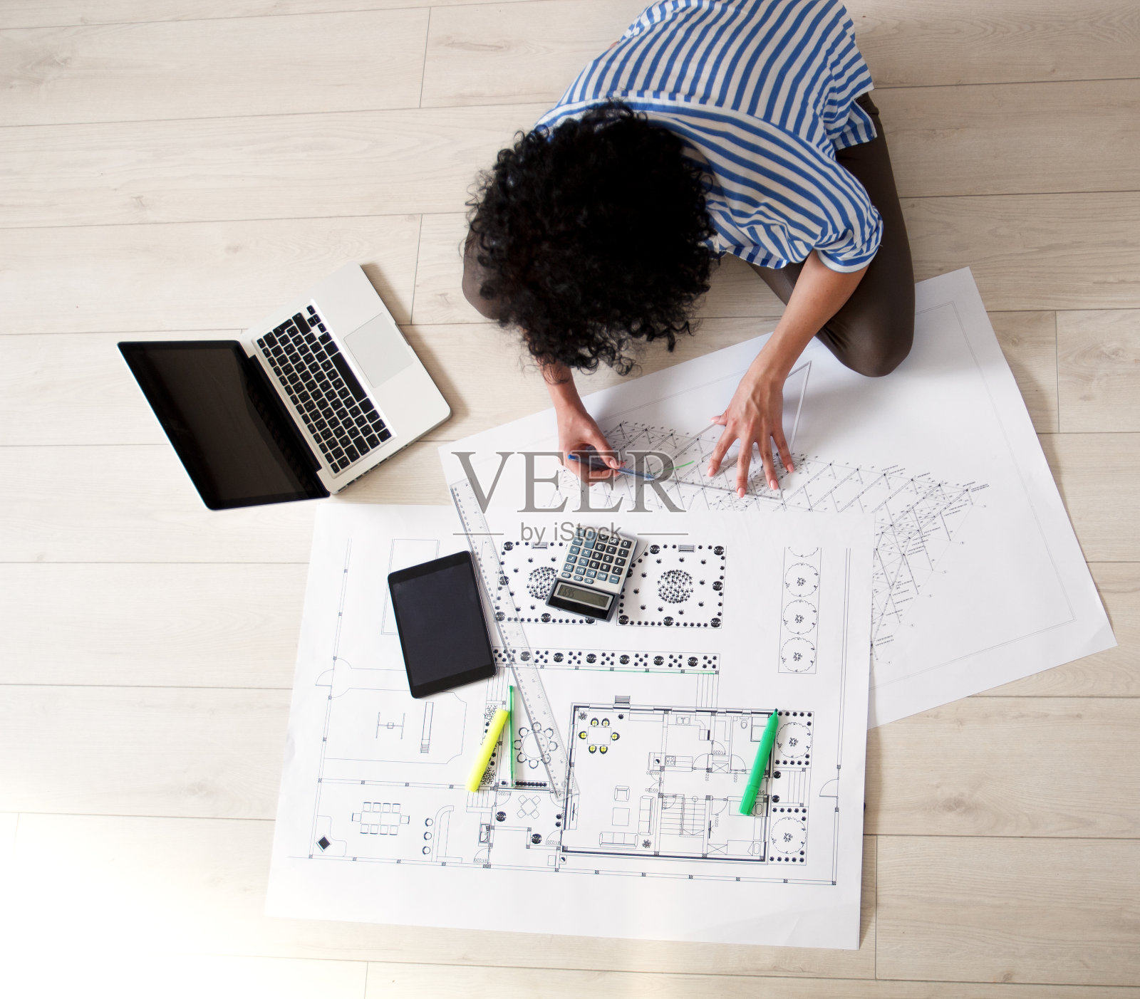 年轻女性建筑师在家工作照片摄影图片