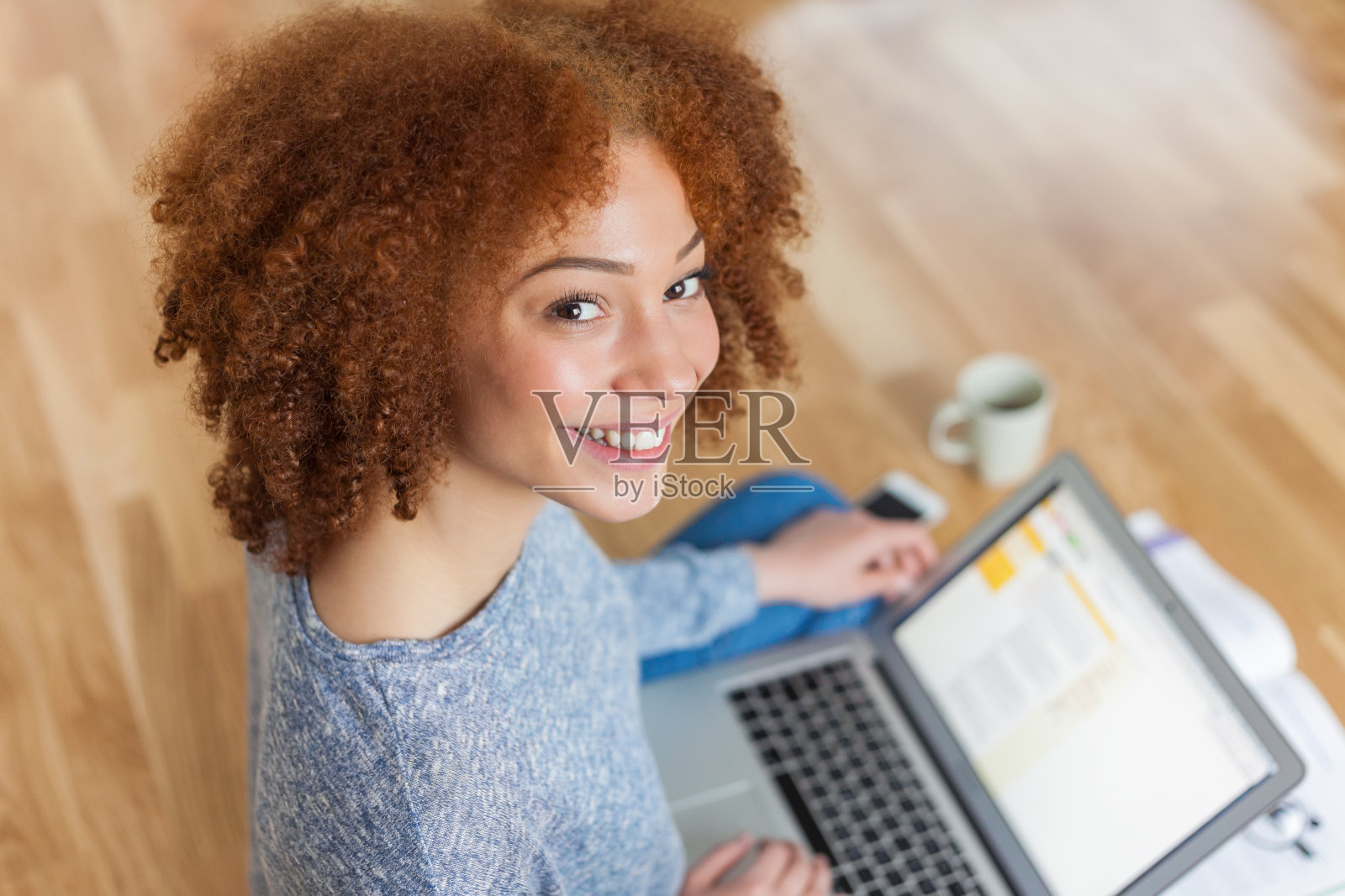 一个黑人非裔美国学生在用笔记本电脑照片摄影图片