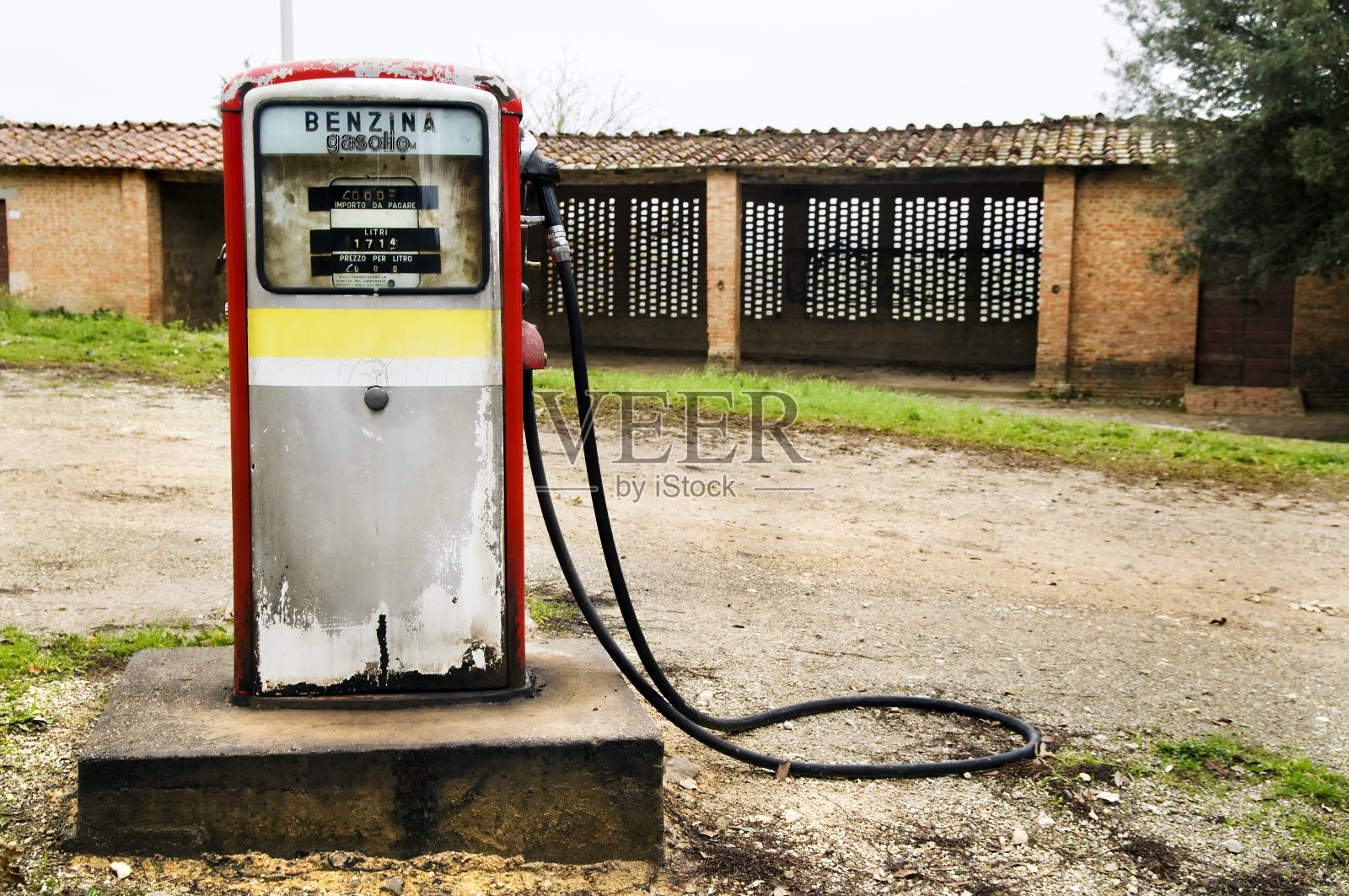 在意大利乡下被遗弃的气泵照片摄影图片