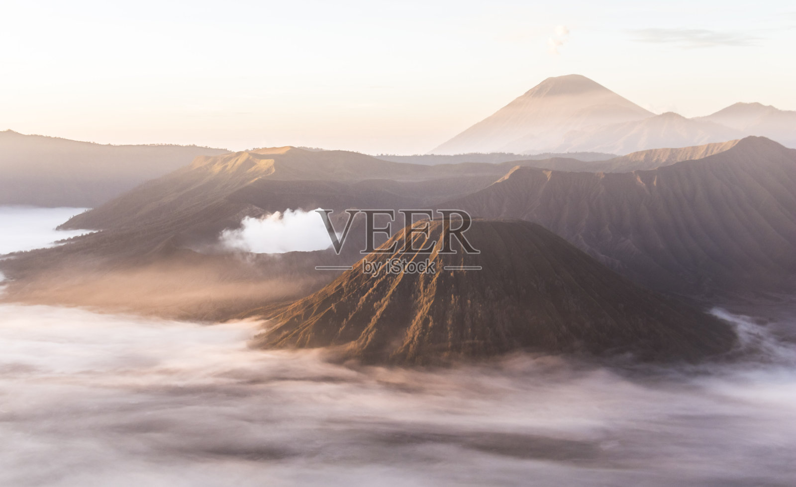 布罗莫山景观日出与云彩照片摄影图片