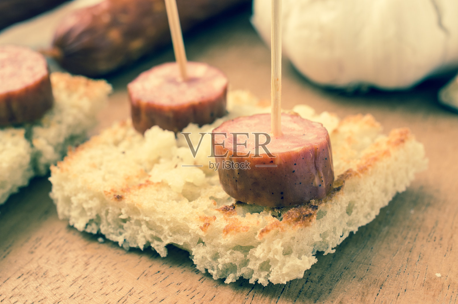 烤吐司配烟熏香肠照片摄影图片