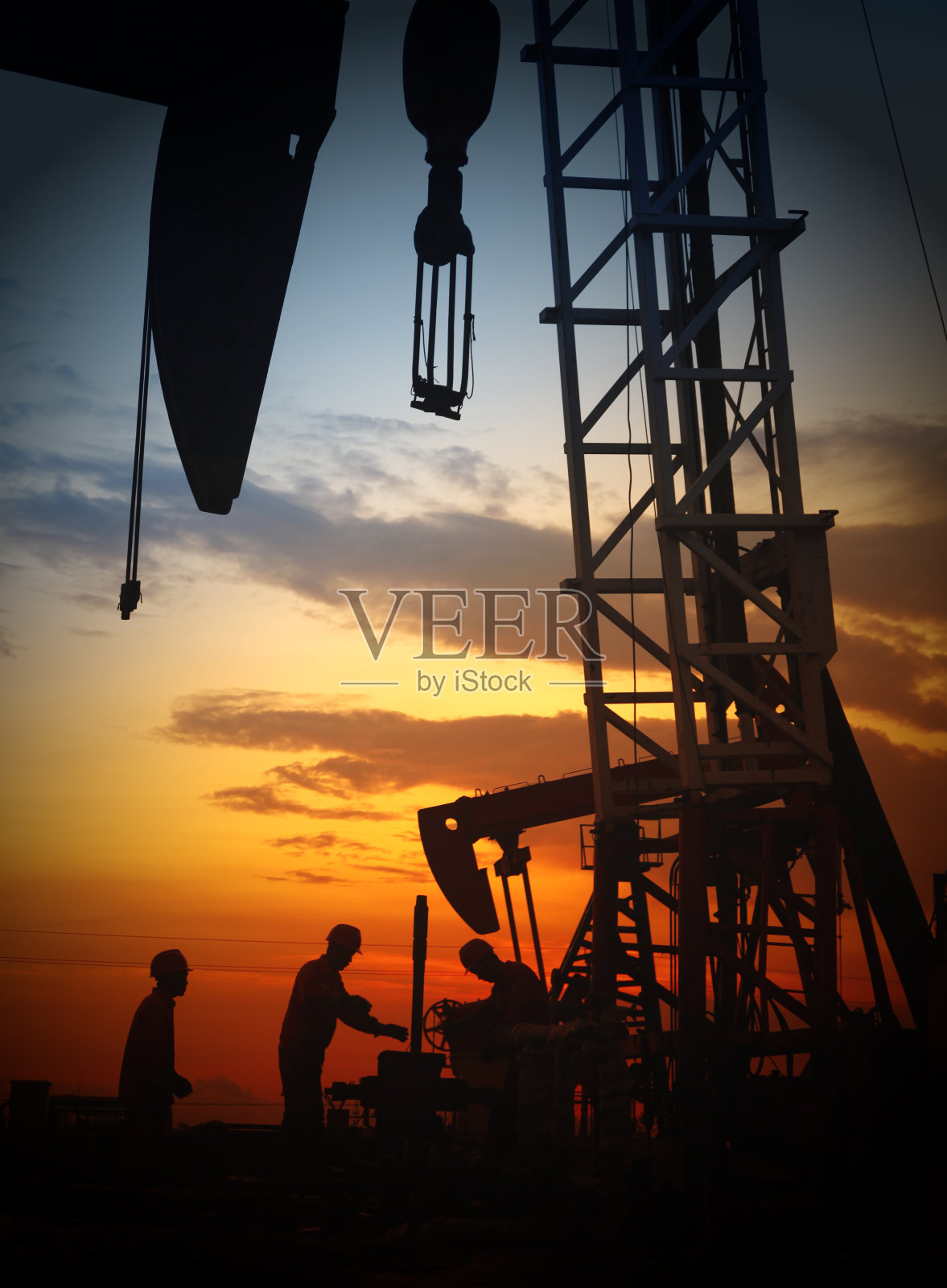 油田,石油工人正在工作照片摄影图片