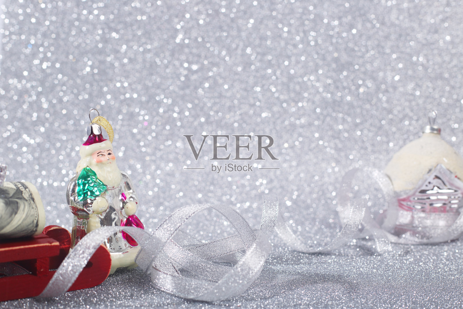 圣诞老人带着钱坐雪橇照片摄影图片