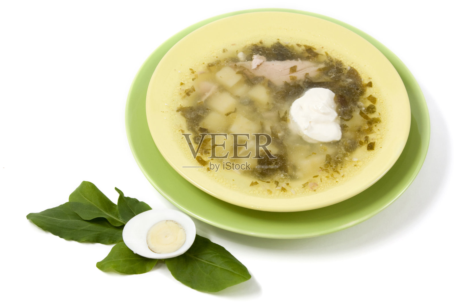 绿色罗宋汤配酸奶油照片摄影图片