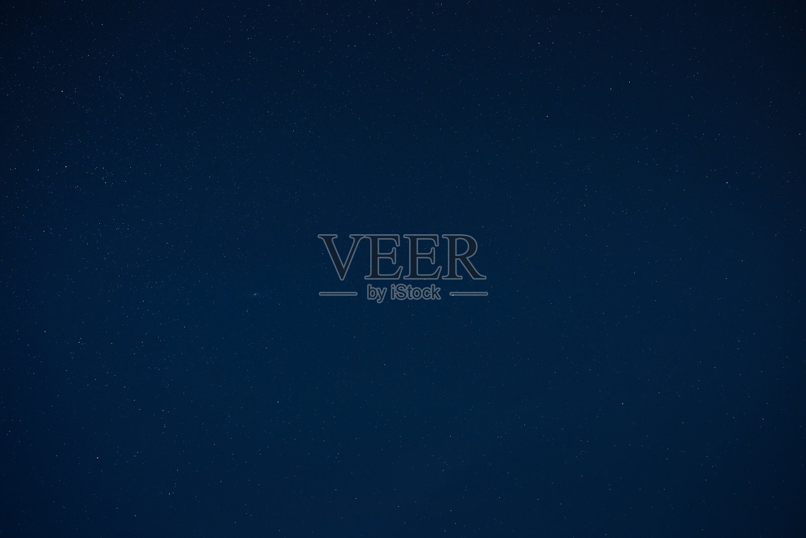 黑暗天空中星系中的星星照片摄影图片