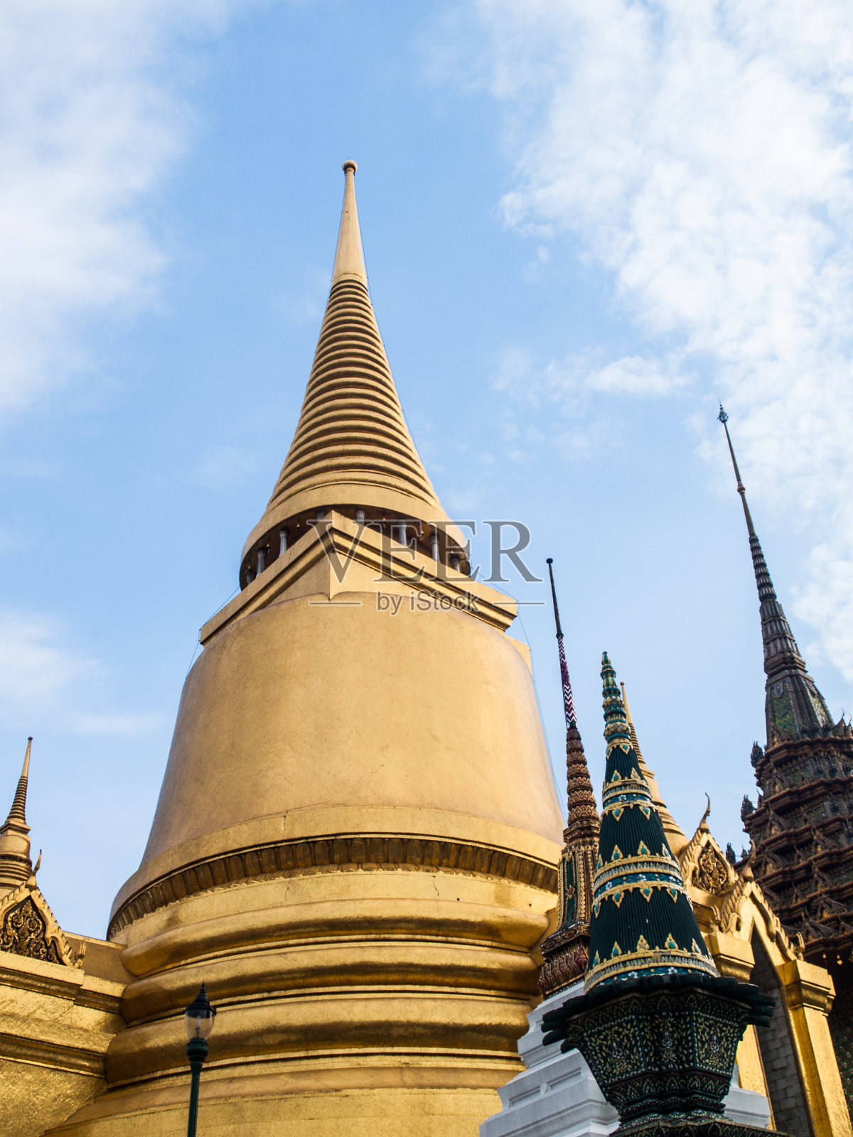 泰国曼谷大皇宫中的金塔照片摄影图片