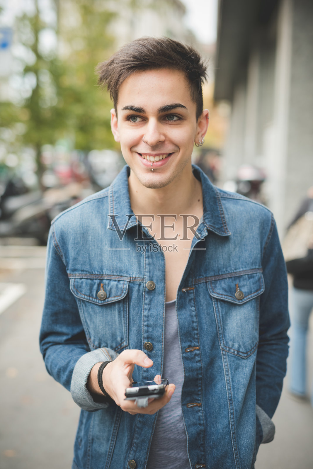 年轻英俊的另类深色模特男人照片摄影图片