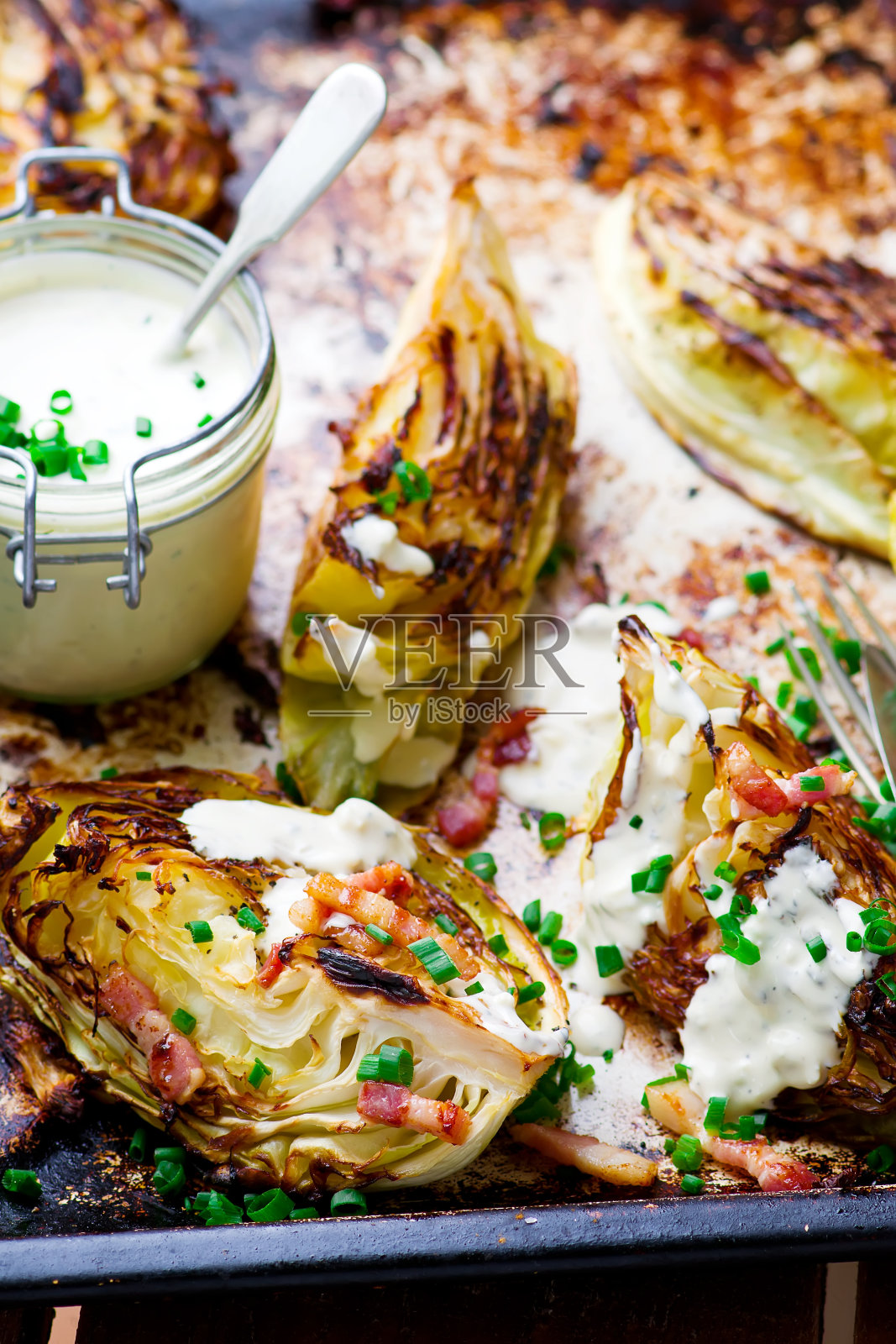 烤卷心菜配芝士酱。照片摄影图片