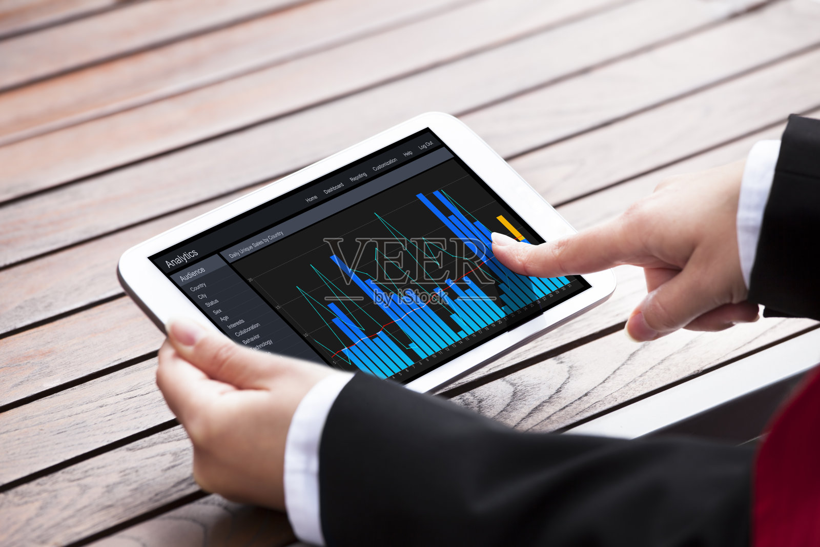 女商人在数字平板电脑上分析Bargraphs照片摄影图片