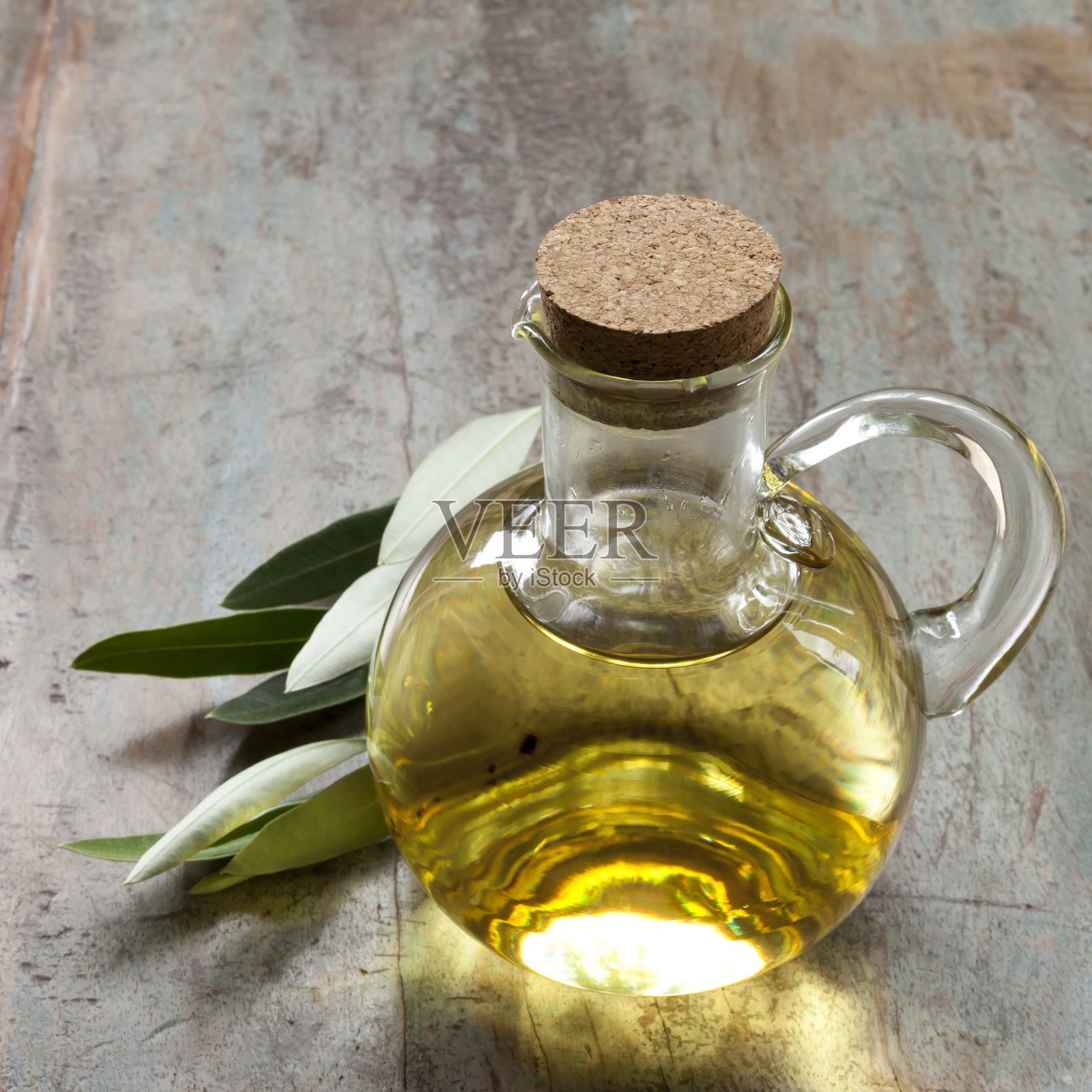橄榄油和乡村木材上的叶子照片摄影图片