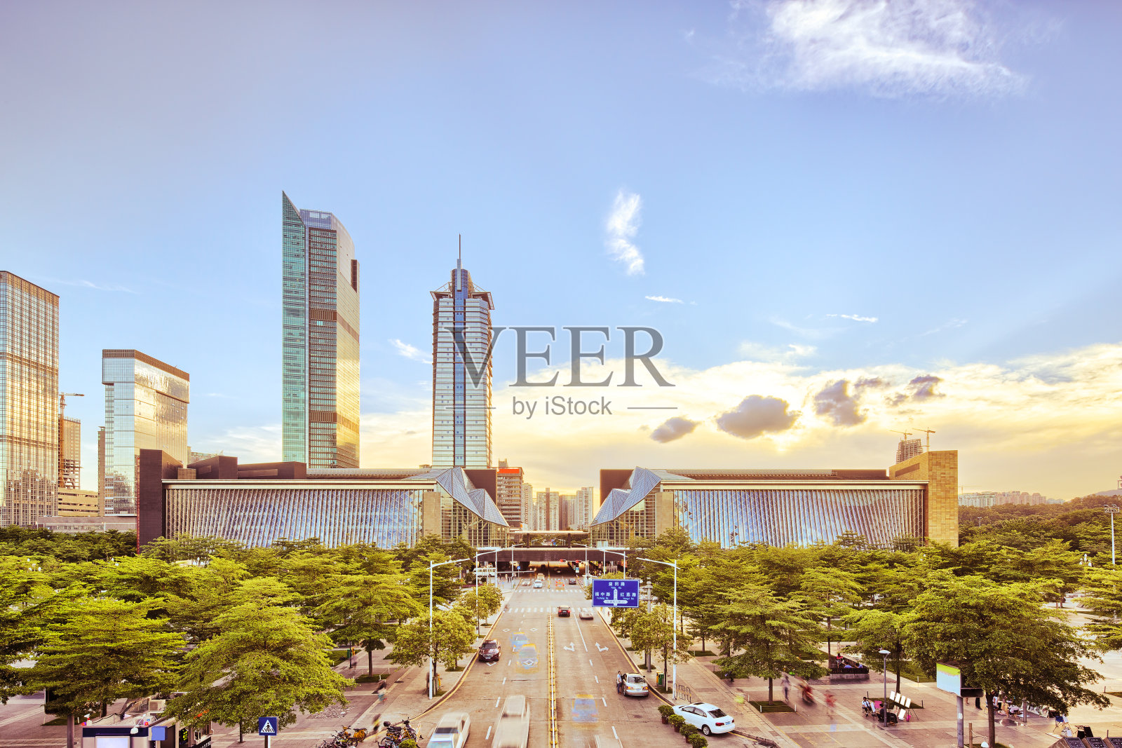 现代的天际线和城市街道照片摄影图片