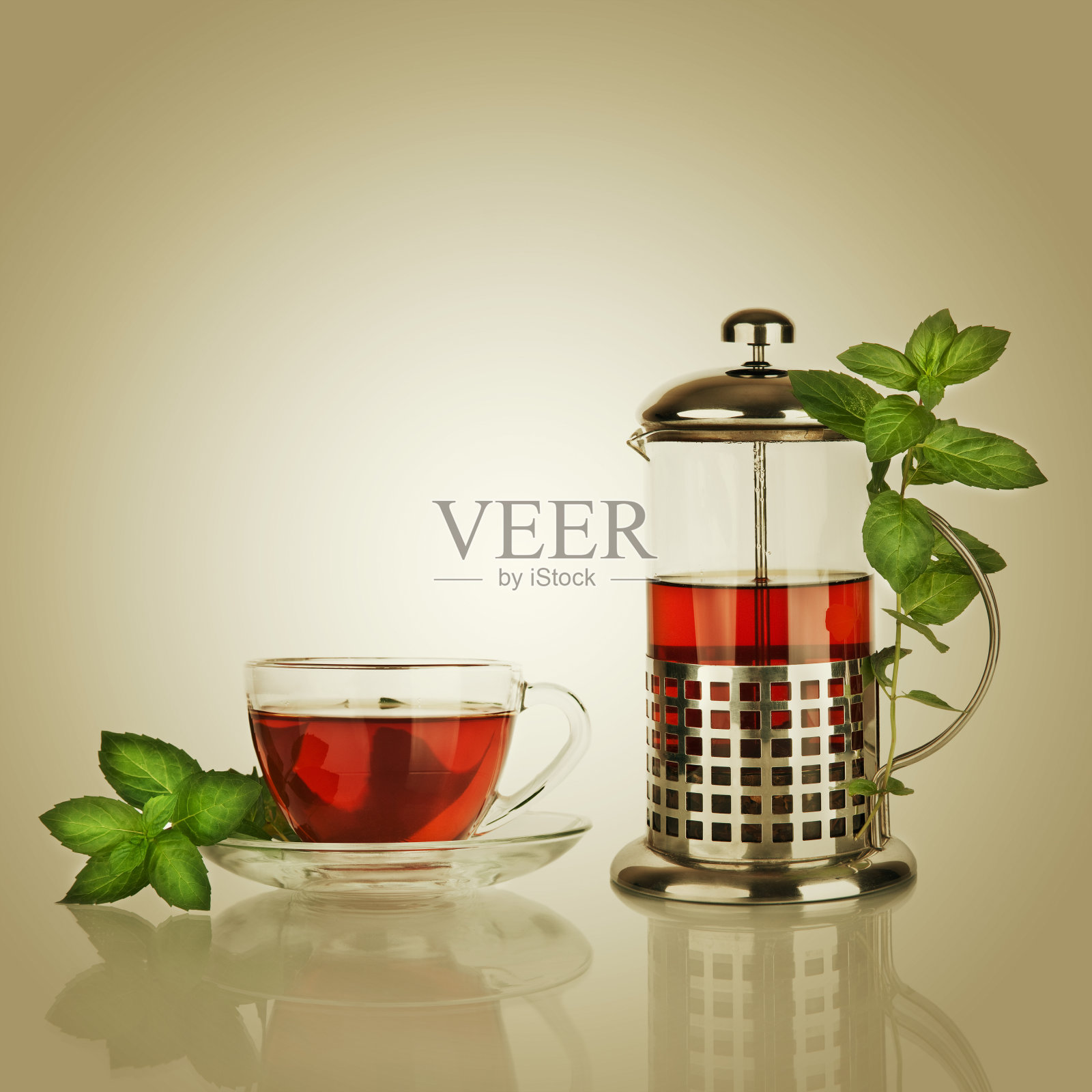 一杯茶和薄荷叶茶壶照片摄影图片