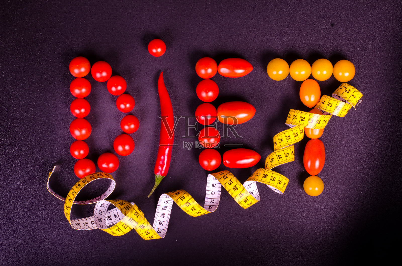 用卷尺测量新鲜蔬菜。饮食概念照片摄影图片