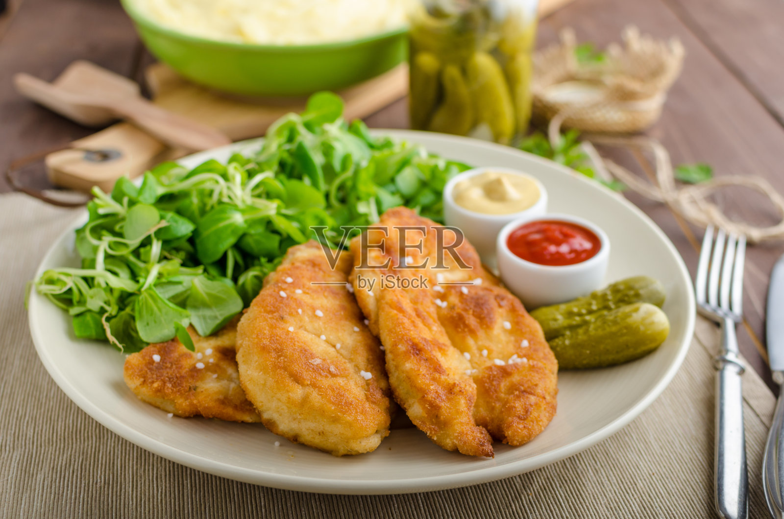 炸肉排配土豆泥和沙拉照片摄影图片