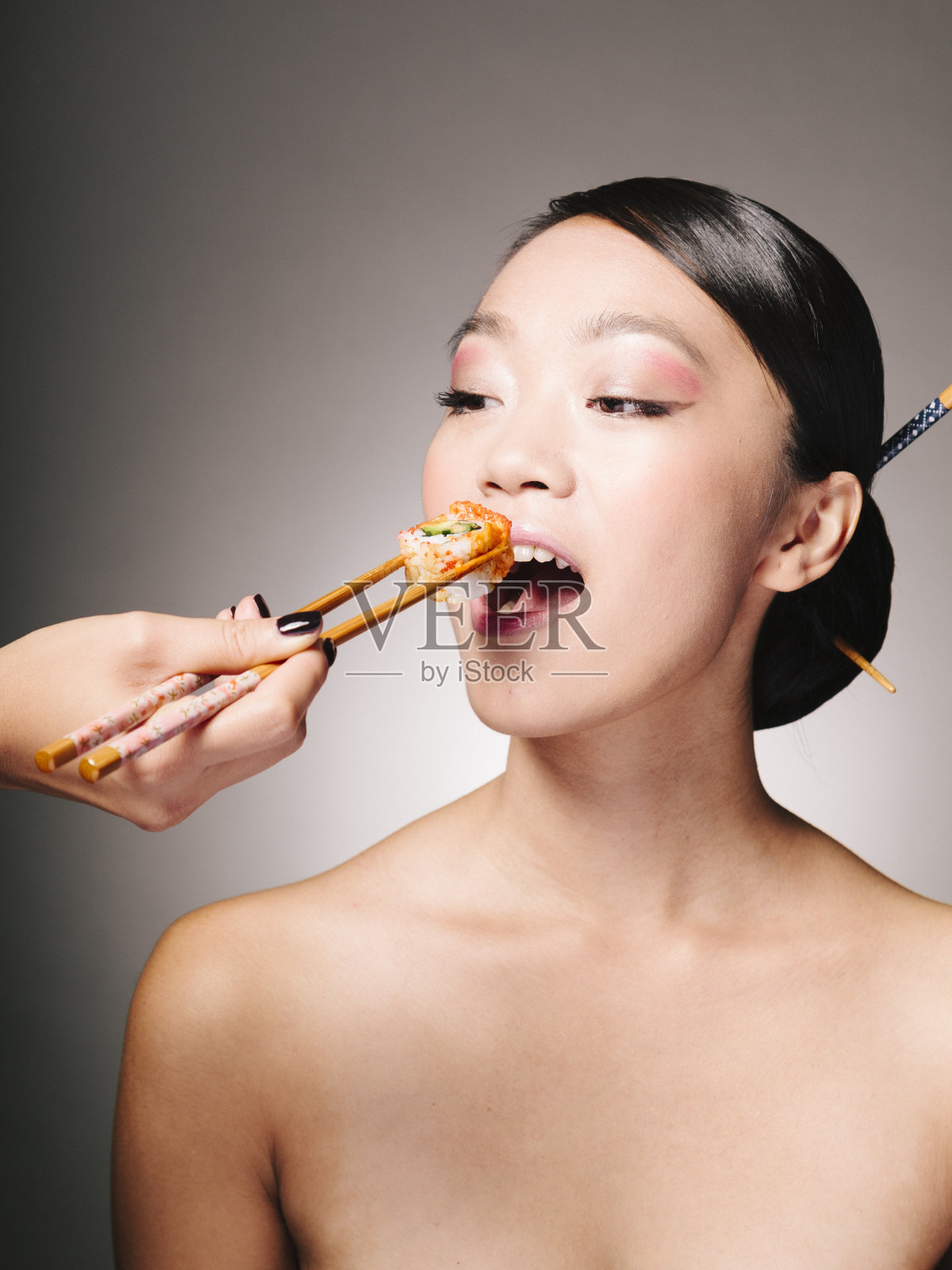 品尝寿司照片摄影图片