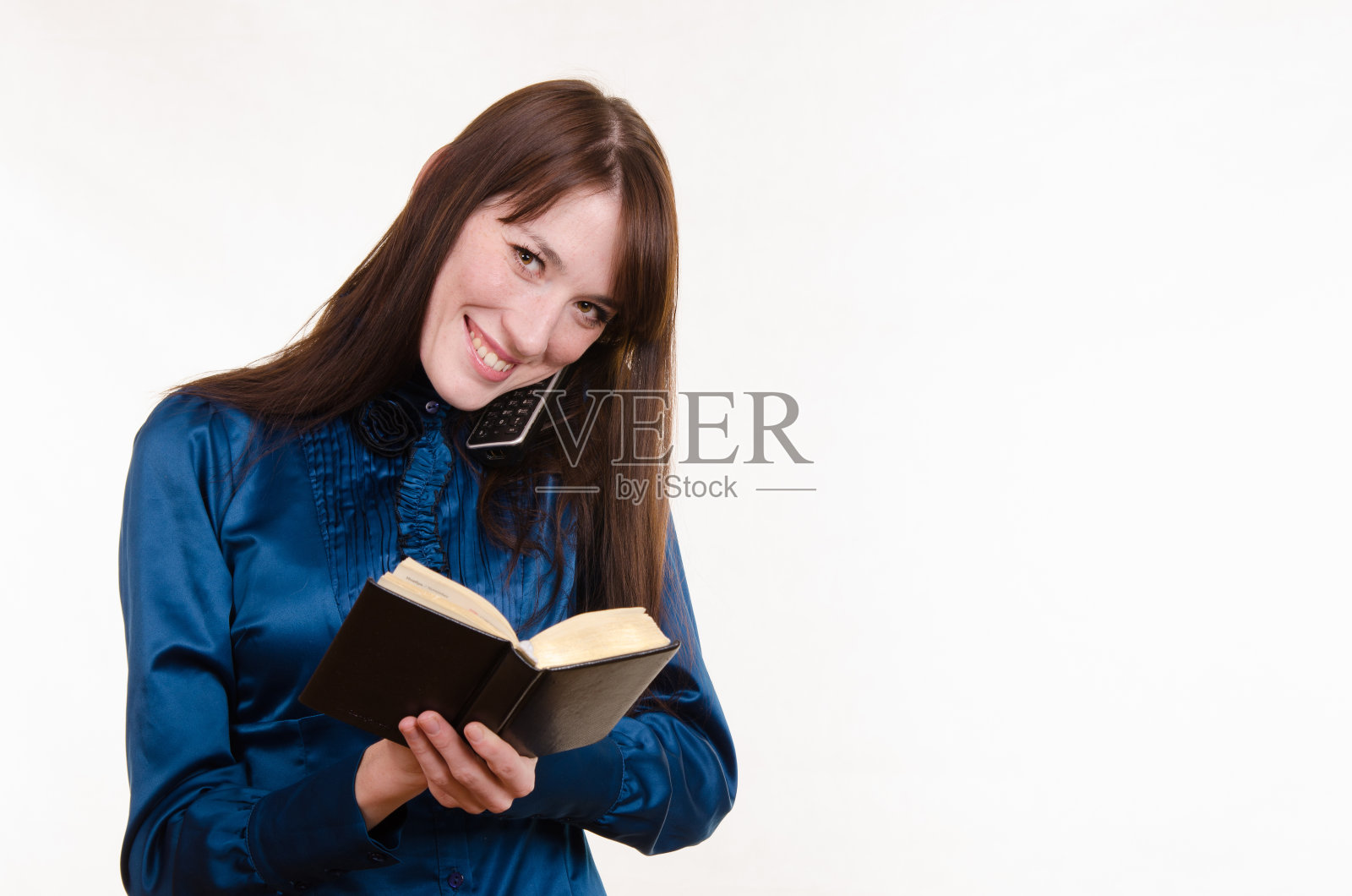 一个女商人在电话上写笔记照片摄影图片