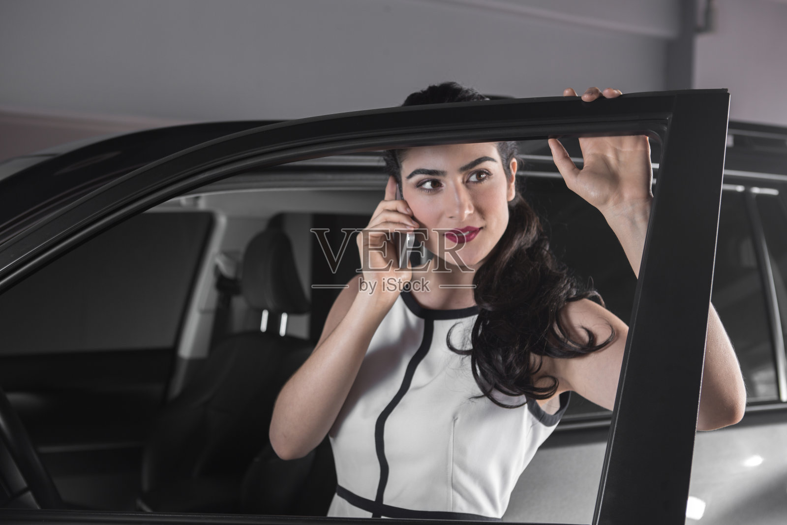 打电话的女人进了车照片摄影图片