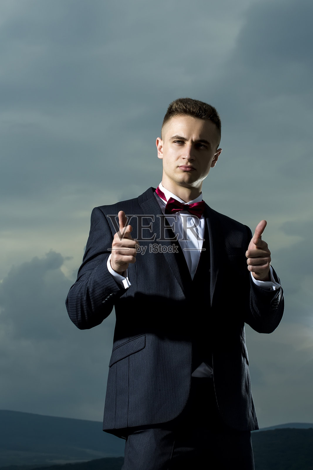 穿着正装的成功人士照片摄影图片