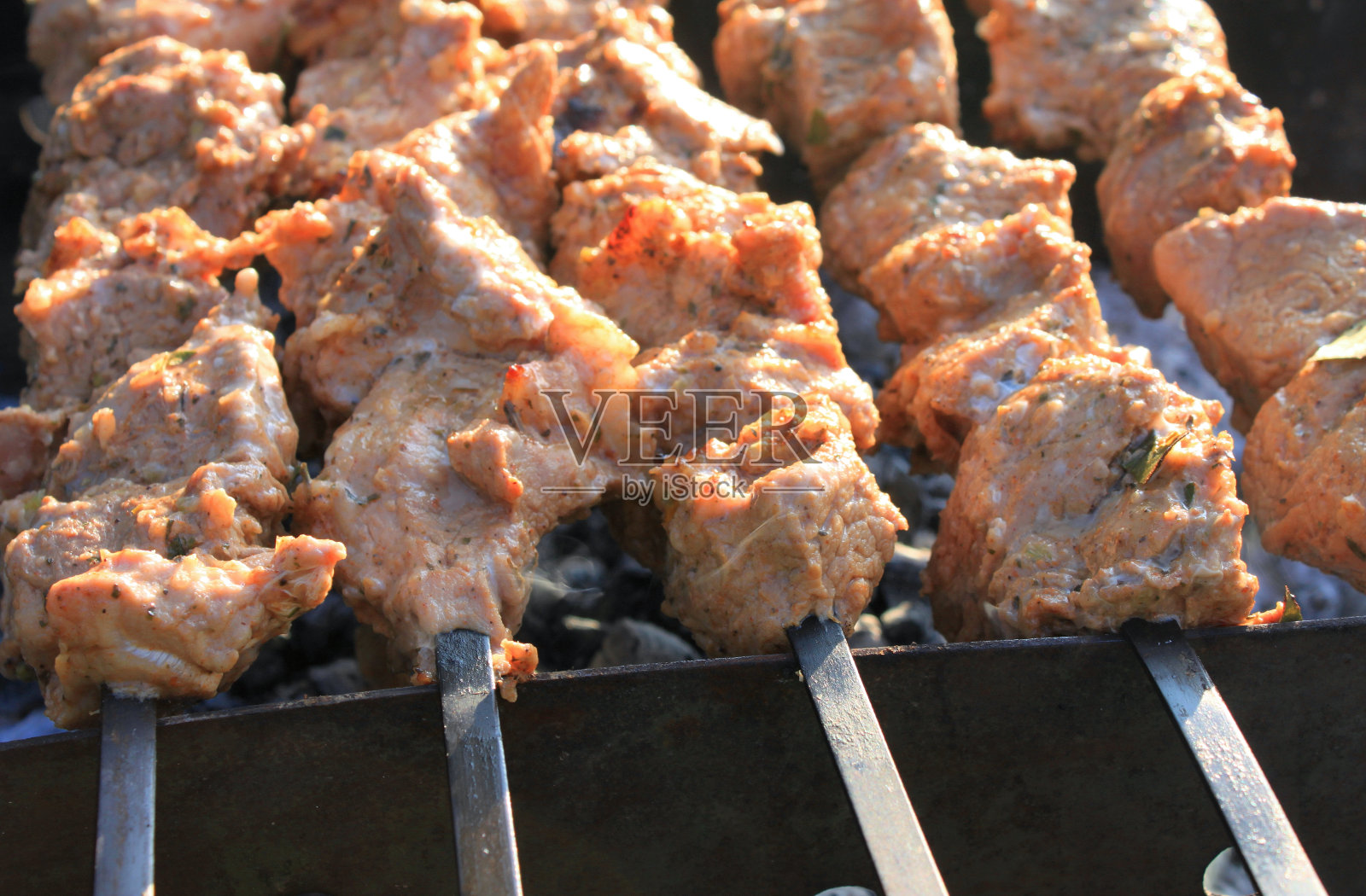烤肉串躺在烤架上的特写照片摄影图片