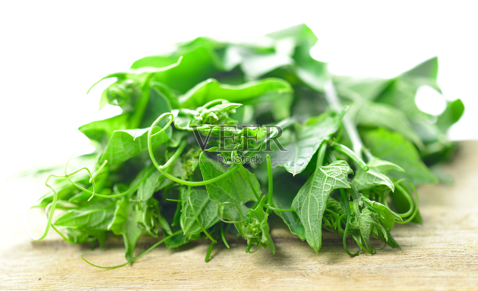 苗顶舱口孤立在木质背景上照片摄影图片