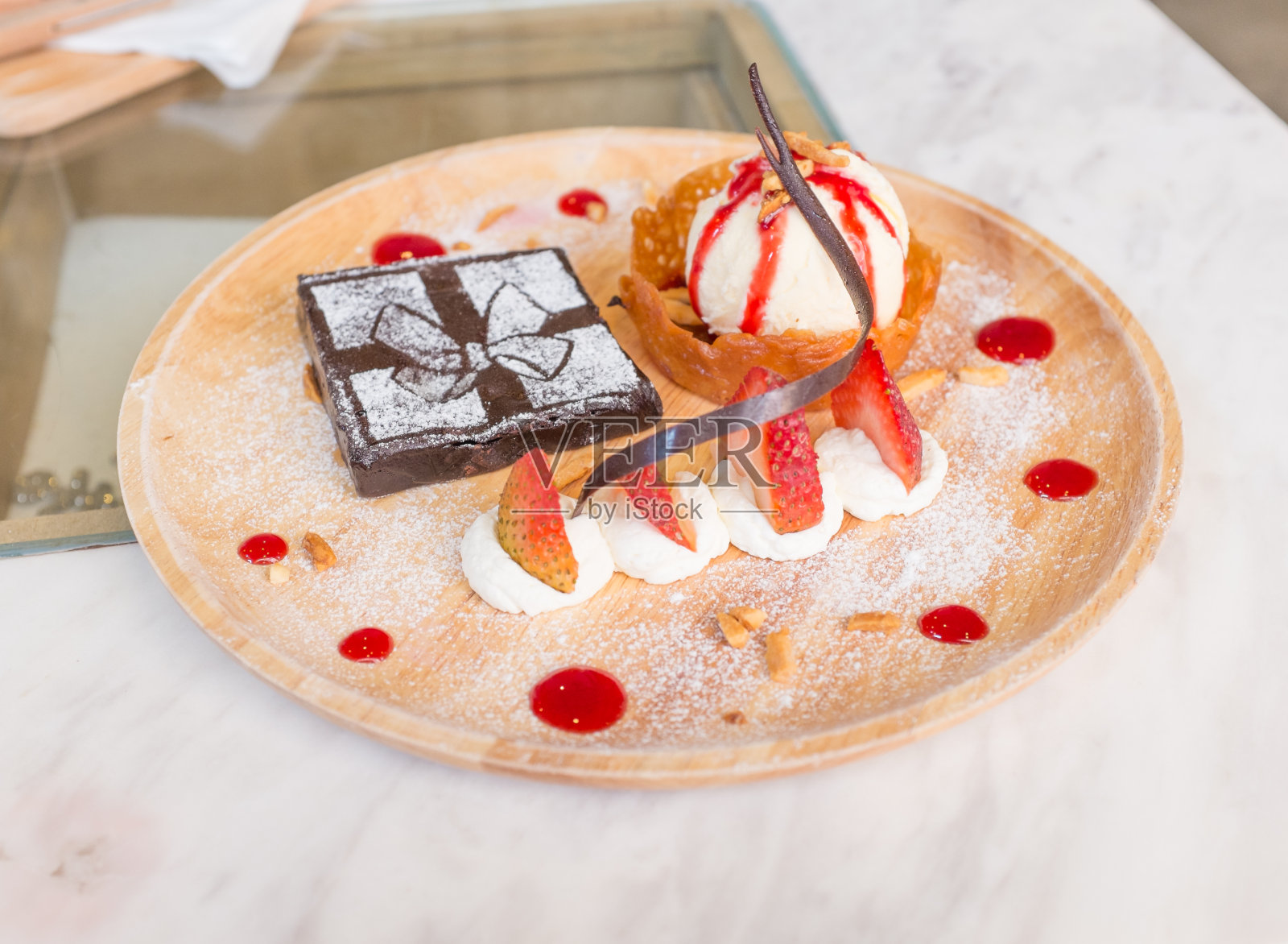 布朗尼蛋糕和冰淇淋在盘子里照片摄影图片