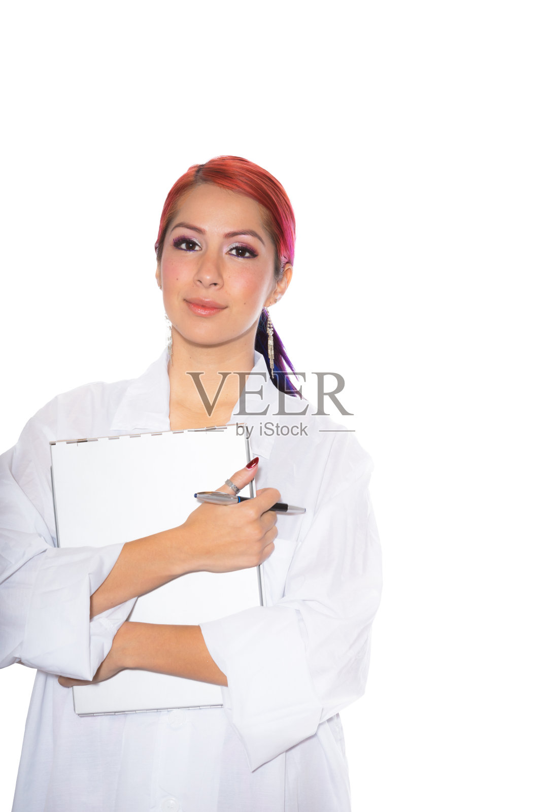 西班牙裔女性穿着实验服,手持剪贴板照片摄影图片