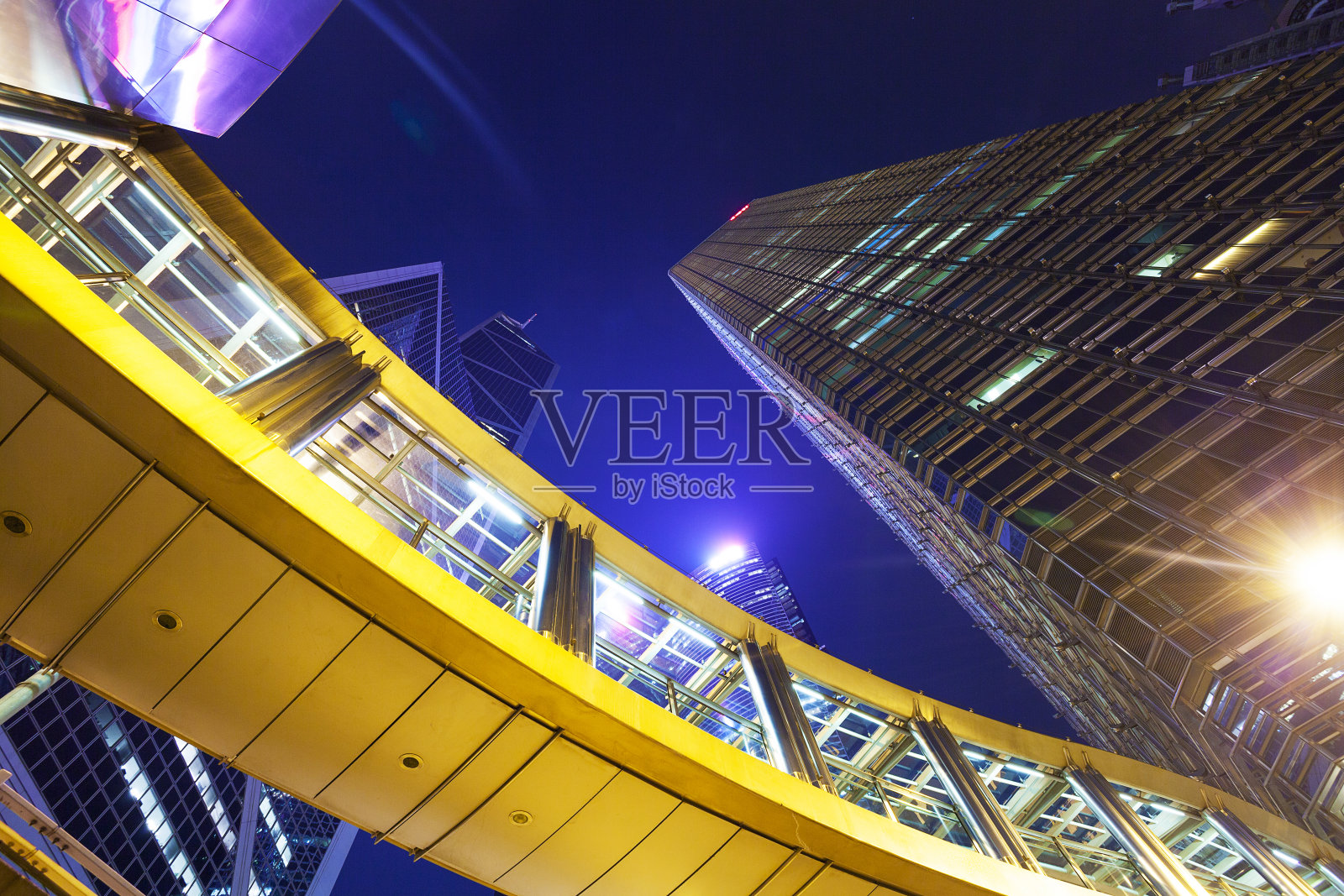 现代化的办公大楼外观向上看照片摄影图片