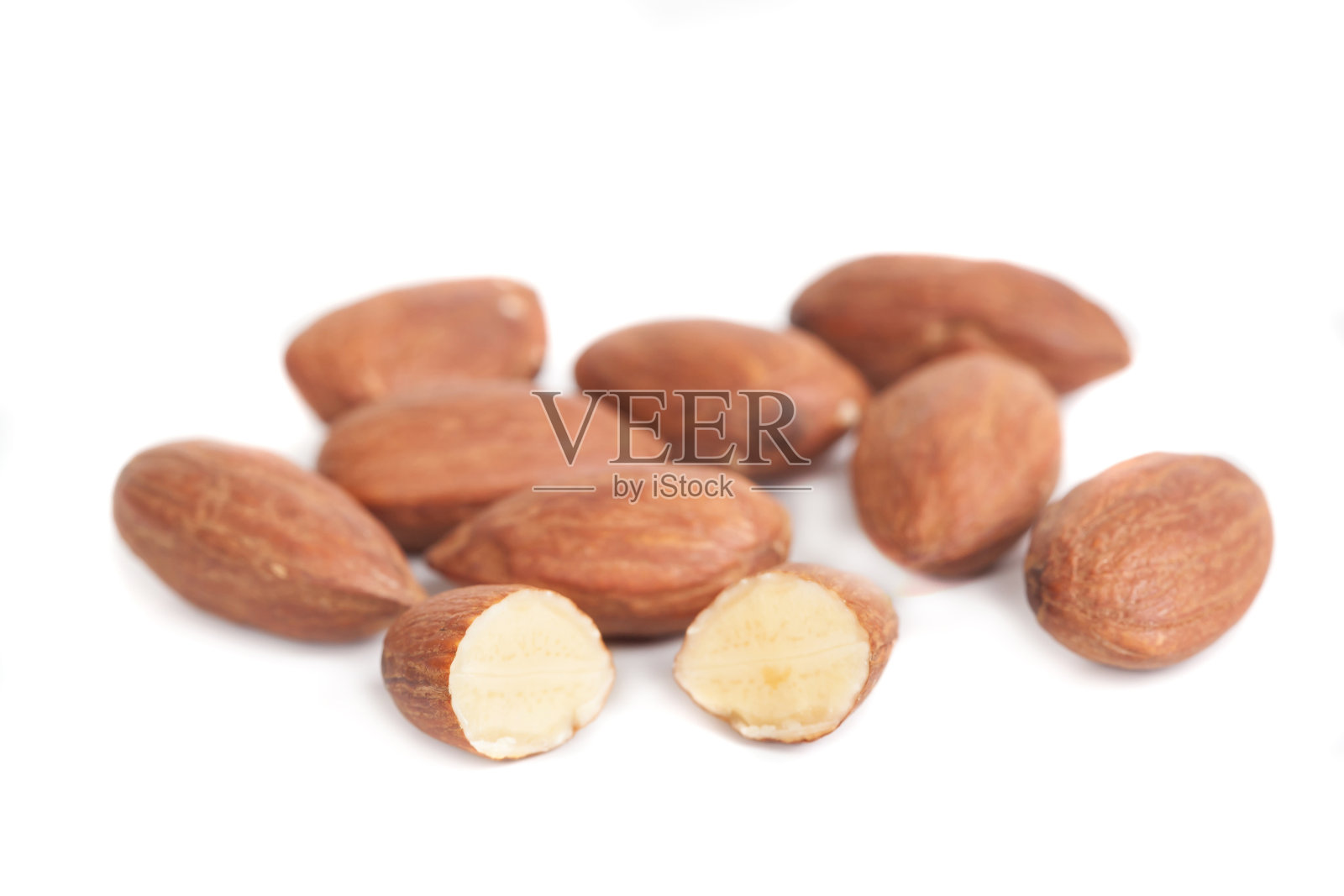 白色背景上孤立的杏仁坚果照片摄影图片