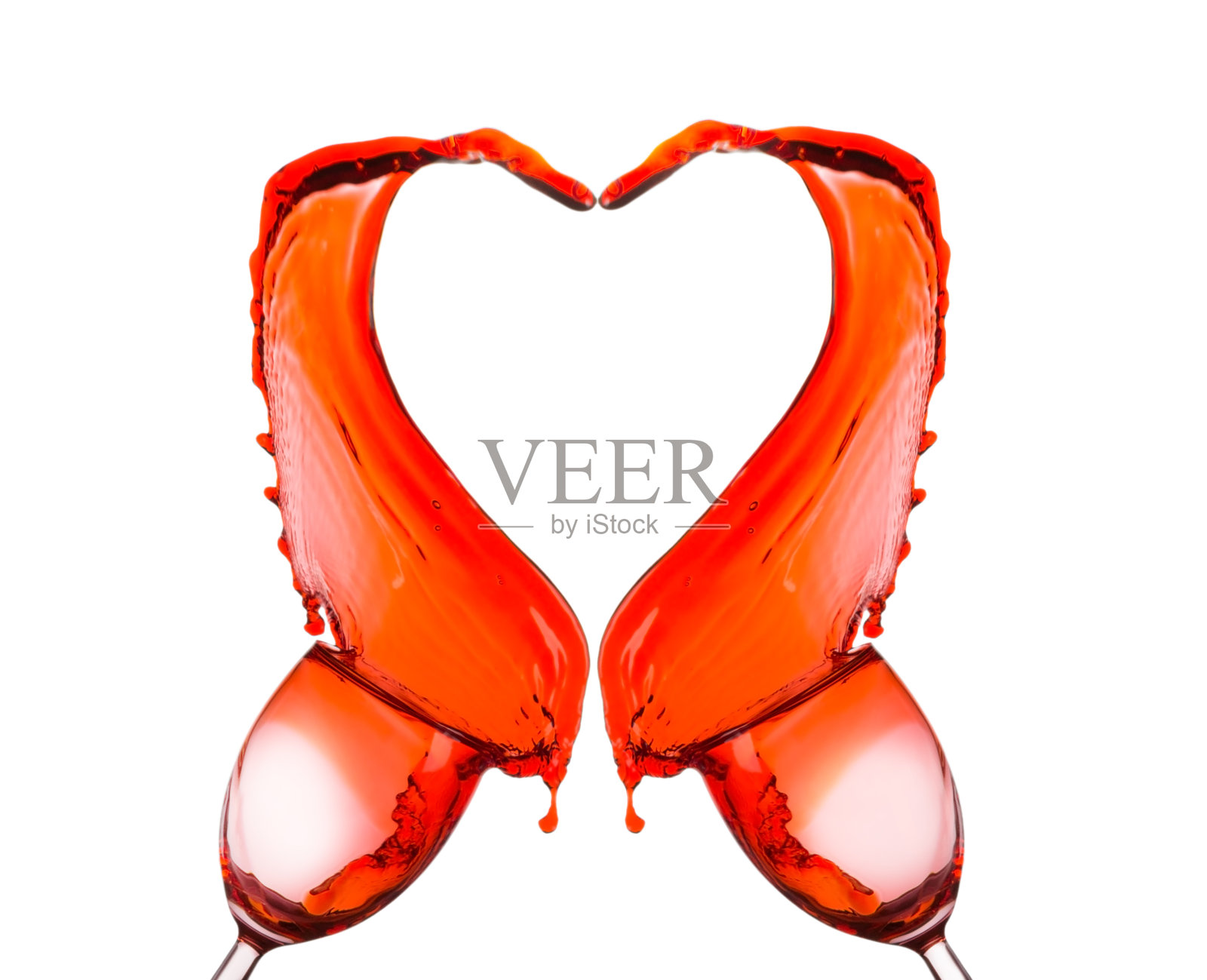 红酒溢出,形成心形照片摄影图片