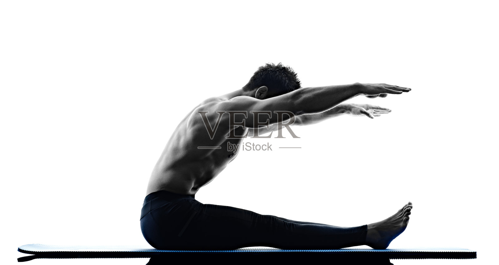 男人普拉提是单独锻炼健身的照片摄影图片