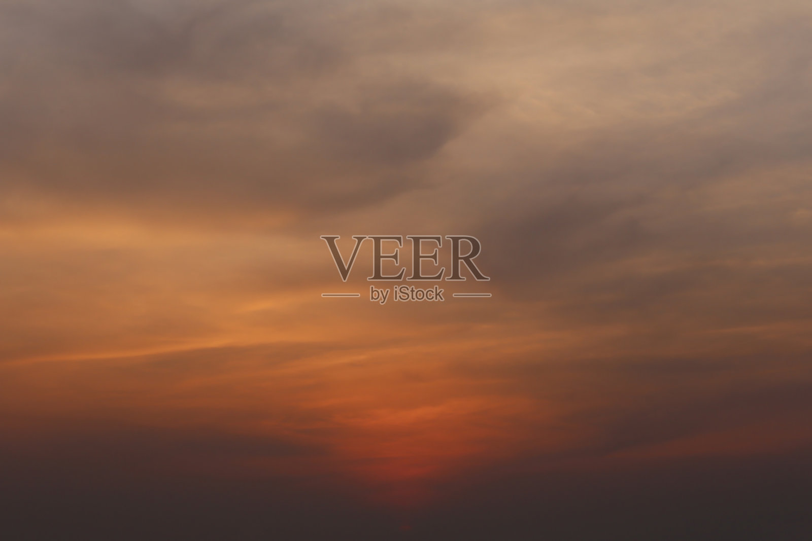 傍晚的天空和日落。照片摄影图片