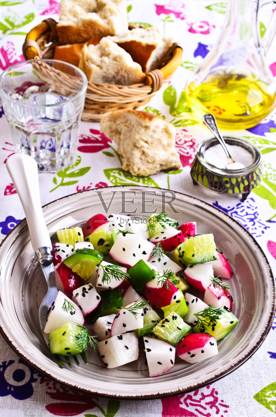 萝卜黄瓜沙拉照片摄影图片