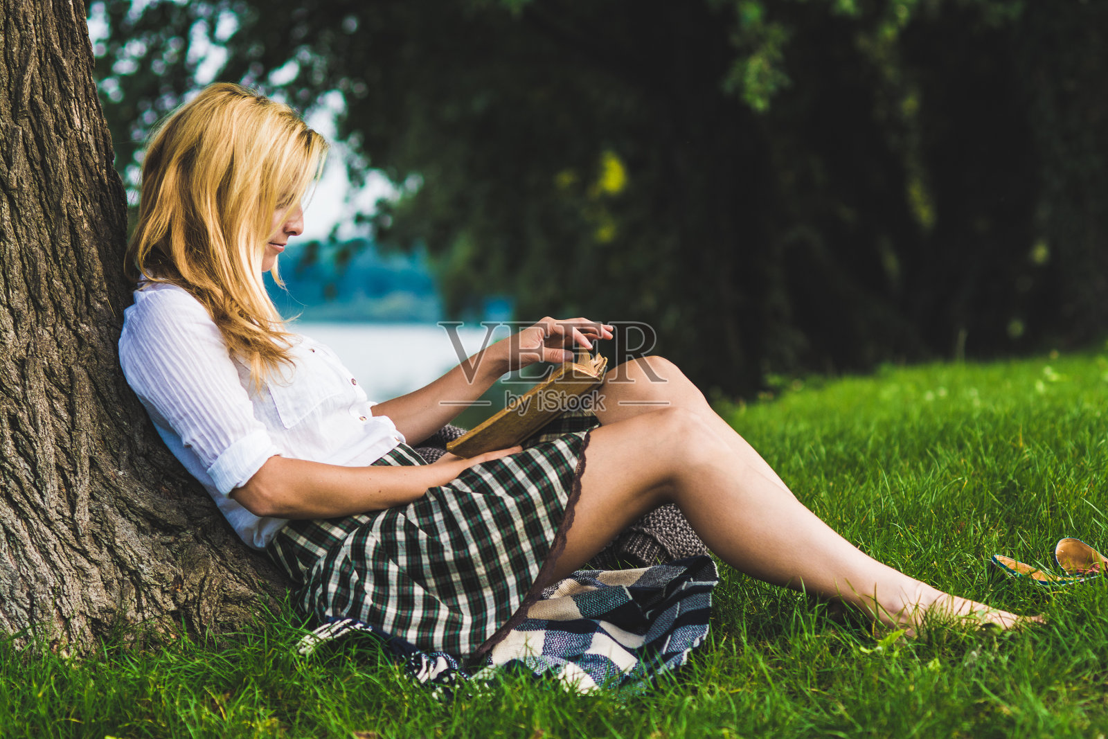 年轻的学生在户外读书照片摄影图片