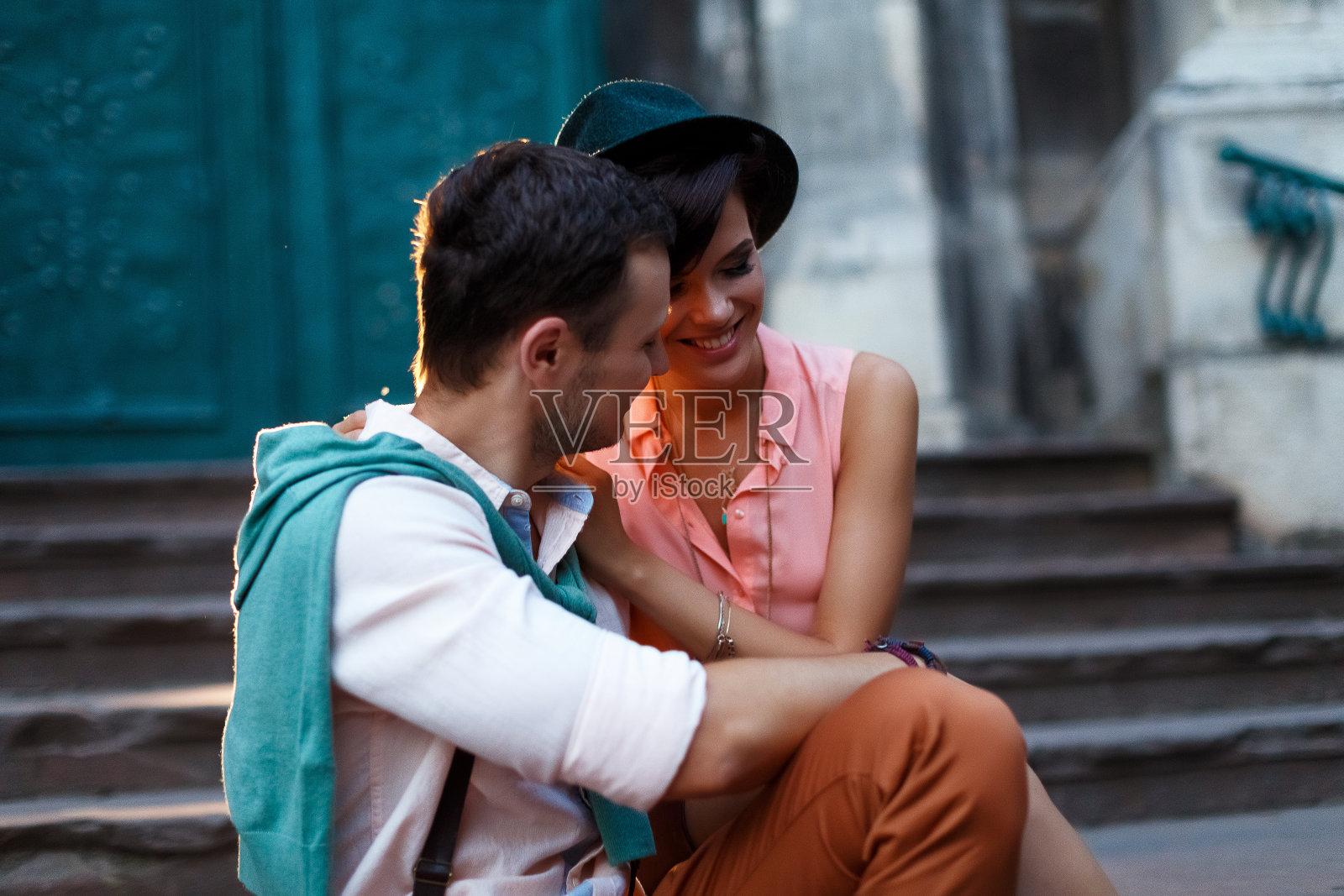 在旧门的背景上,拥抱的情侣正在拥抱照片摄影图片