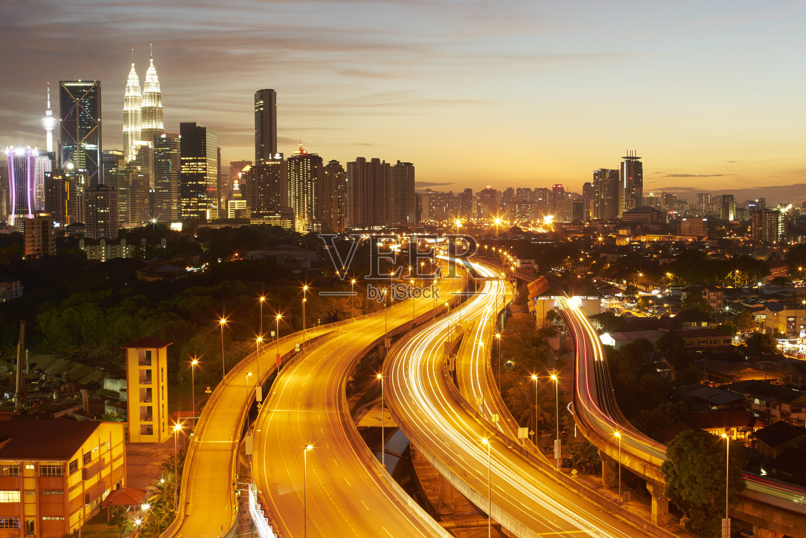 日落时分吉隆坡城市的戏剧性景色照片摄影图片