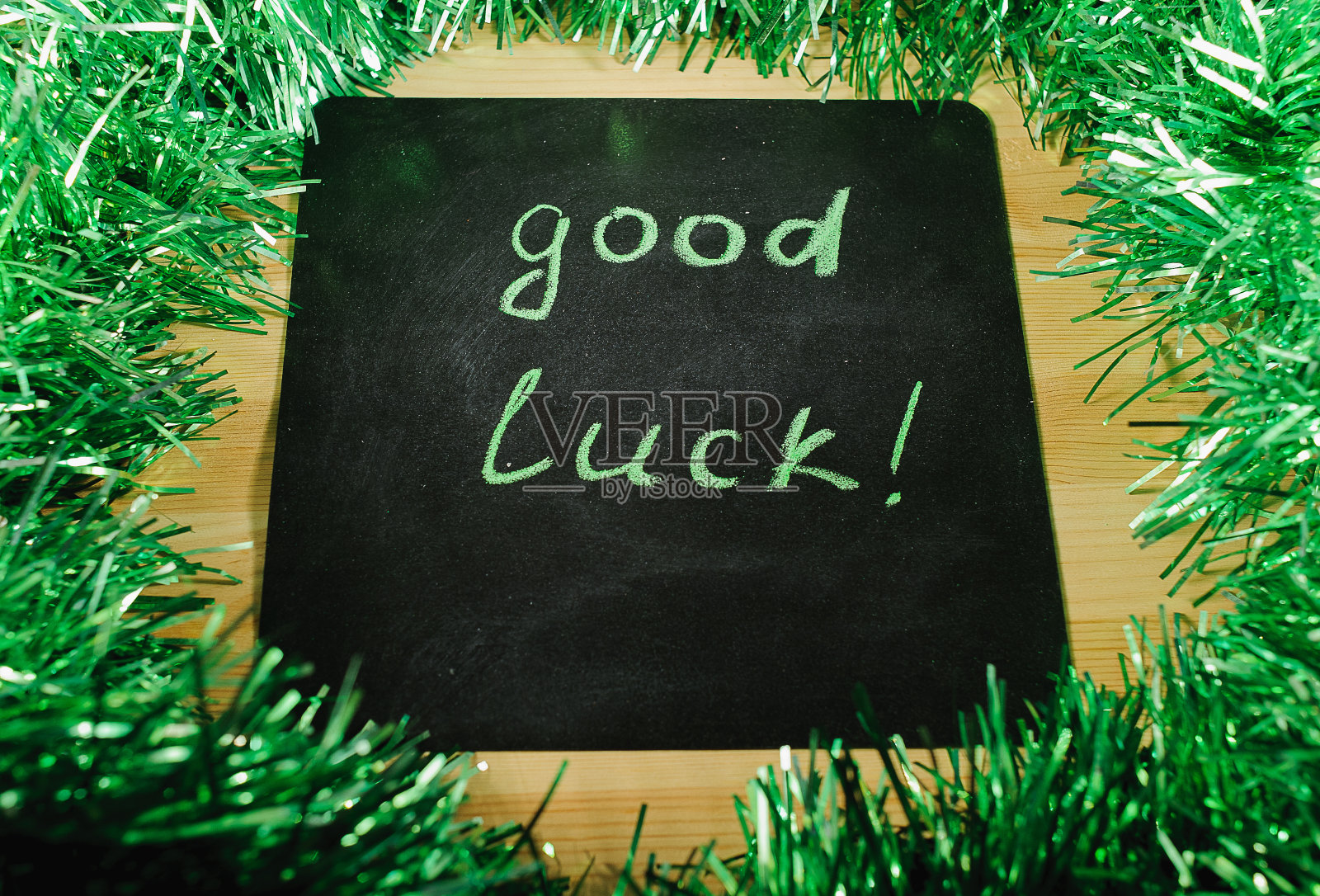 在黑色的黑板上,白色的粉笔写着“好运”照片摄影图片