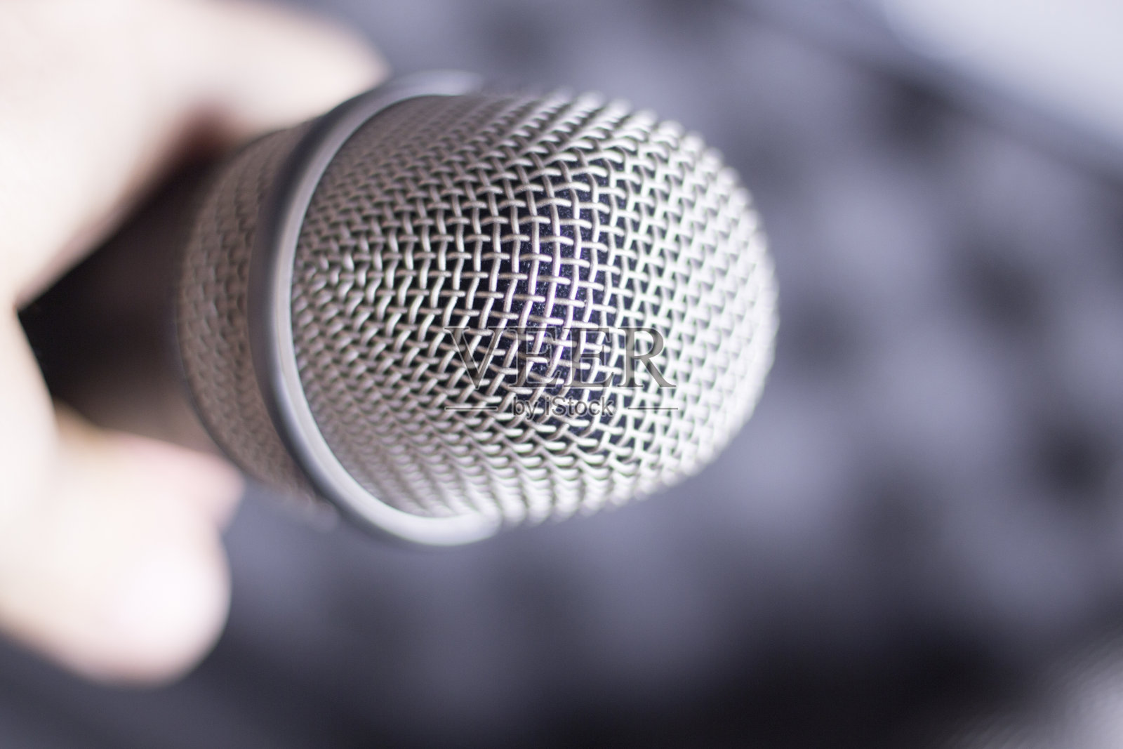 手持专业麦克风照片摄影图片