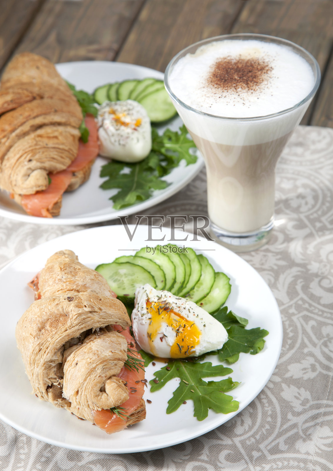 早餐是牛角面包配鲑鱼照片摄影图片