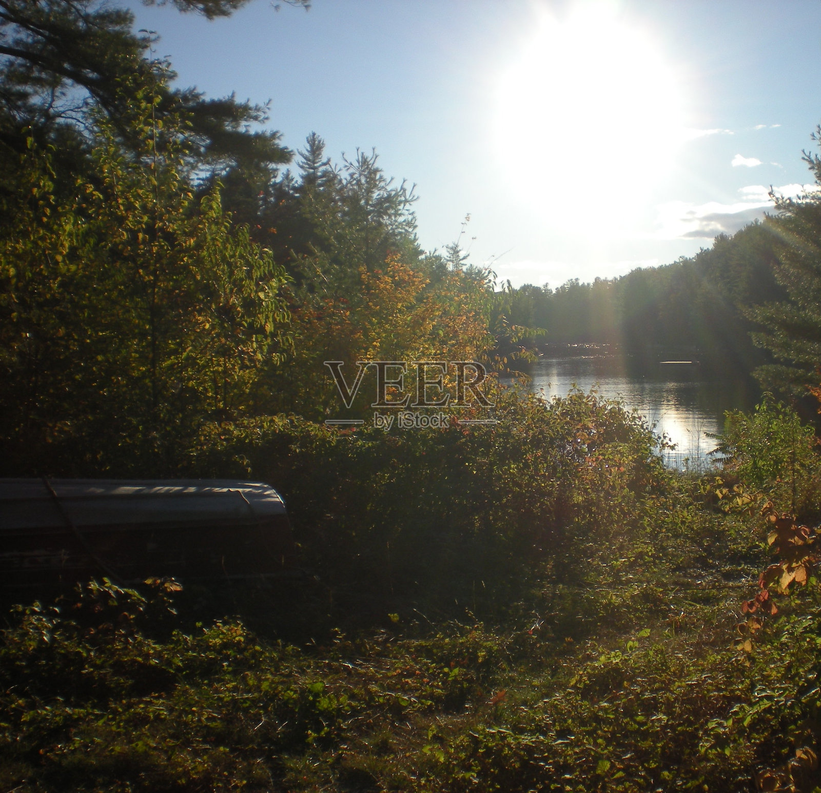 秋天的太阳落在湖面上照片摄影图片