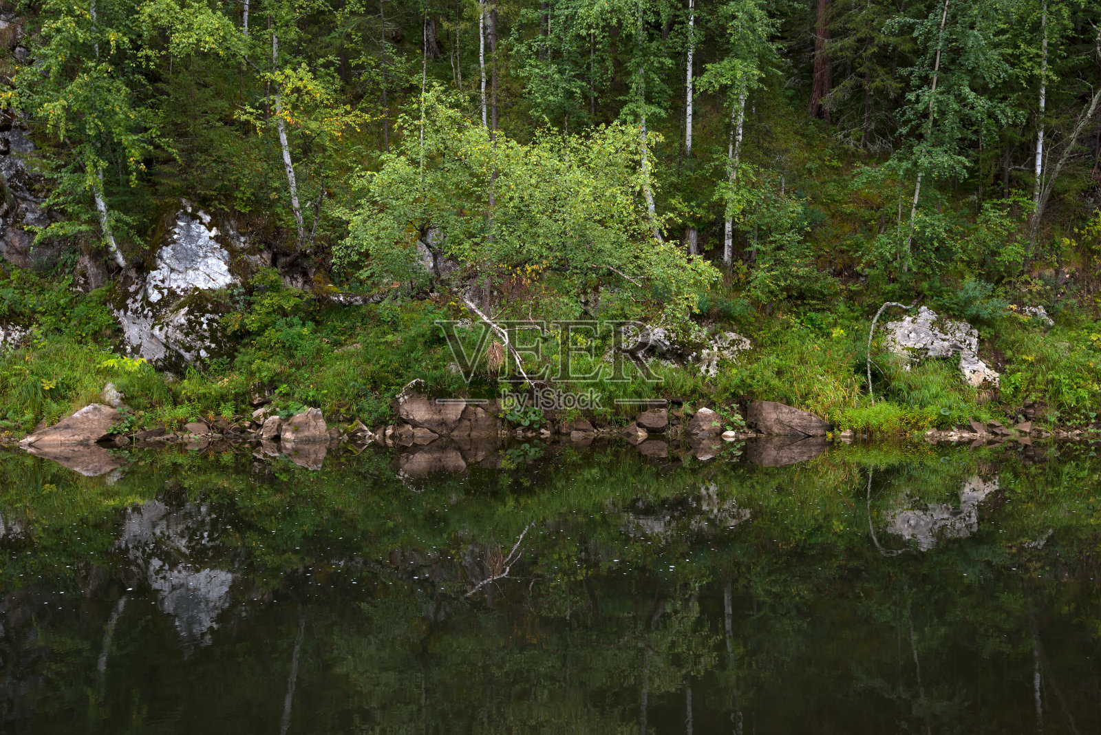 岩石间的河流照片摄影图片