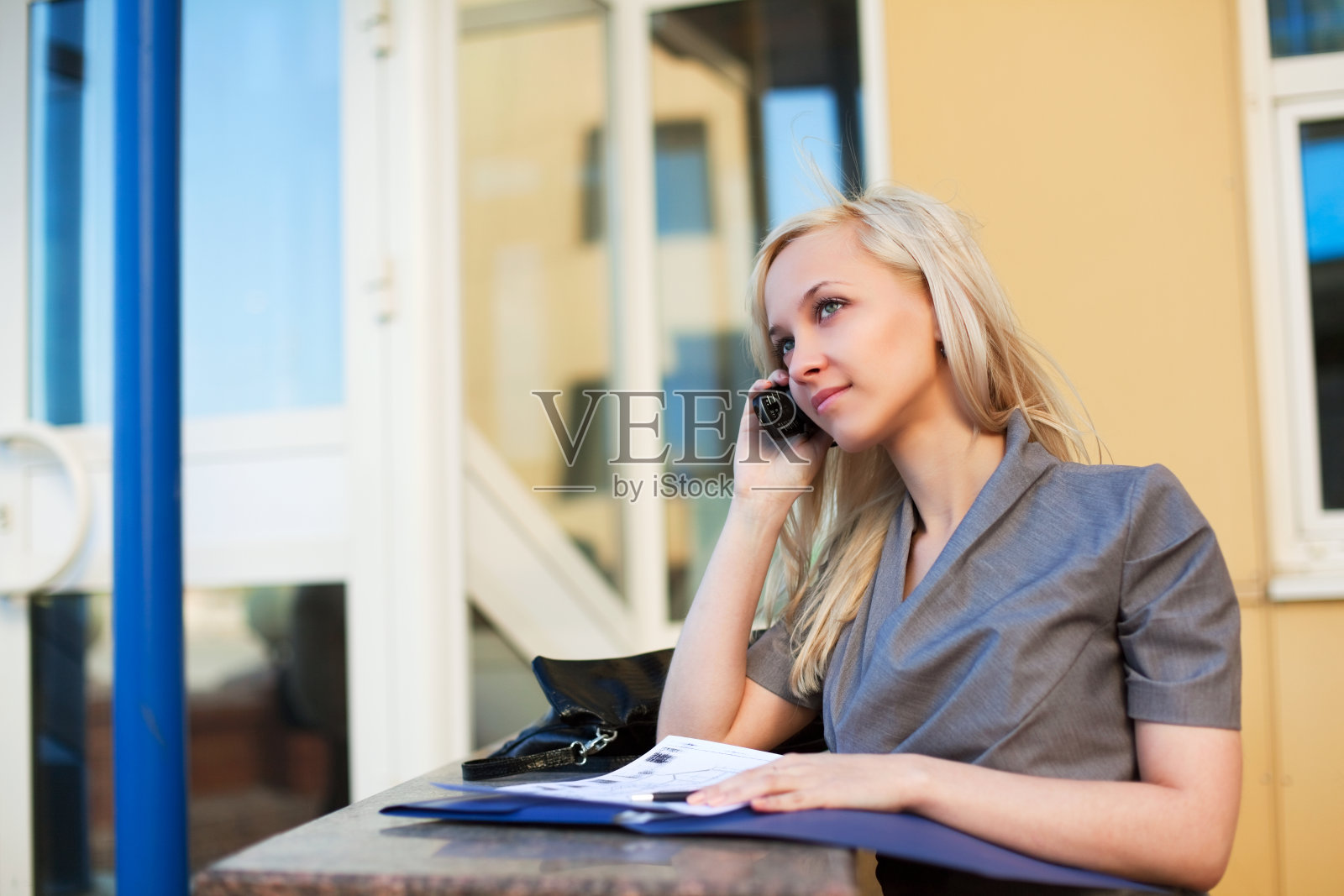 年轻的女商人在打电话照片摄影图片