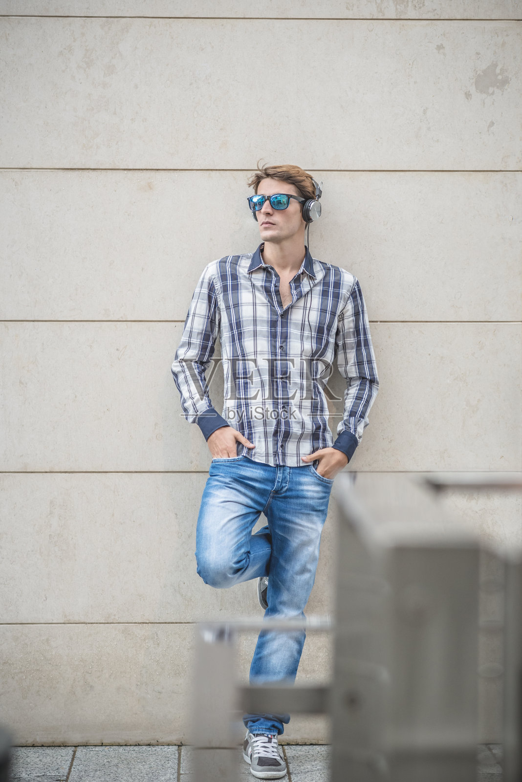 年轻的模特英俊的金发男子照片摄影图片