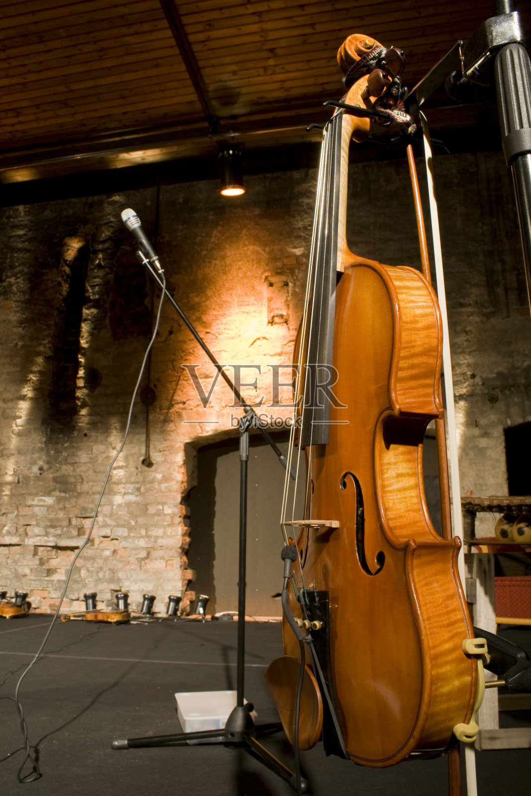 舞台上展示的小提琴和弓照片摄影图片