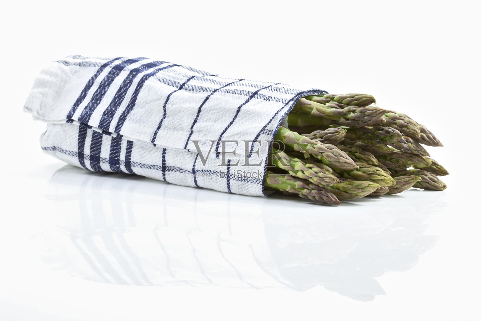 白底布包着芦笋照片摄影图片