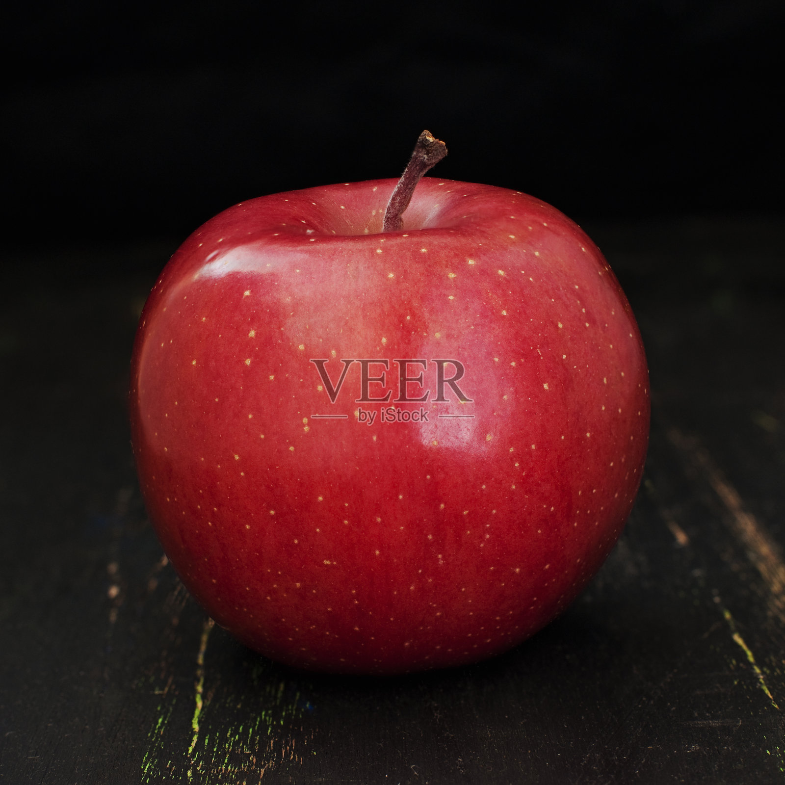 黑色背景上的苹果照片摄影图片