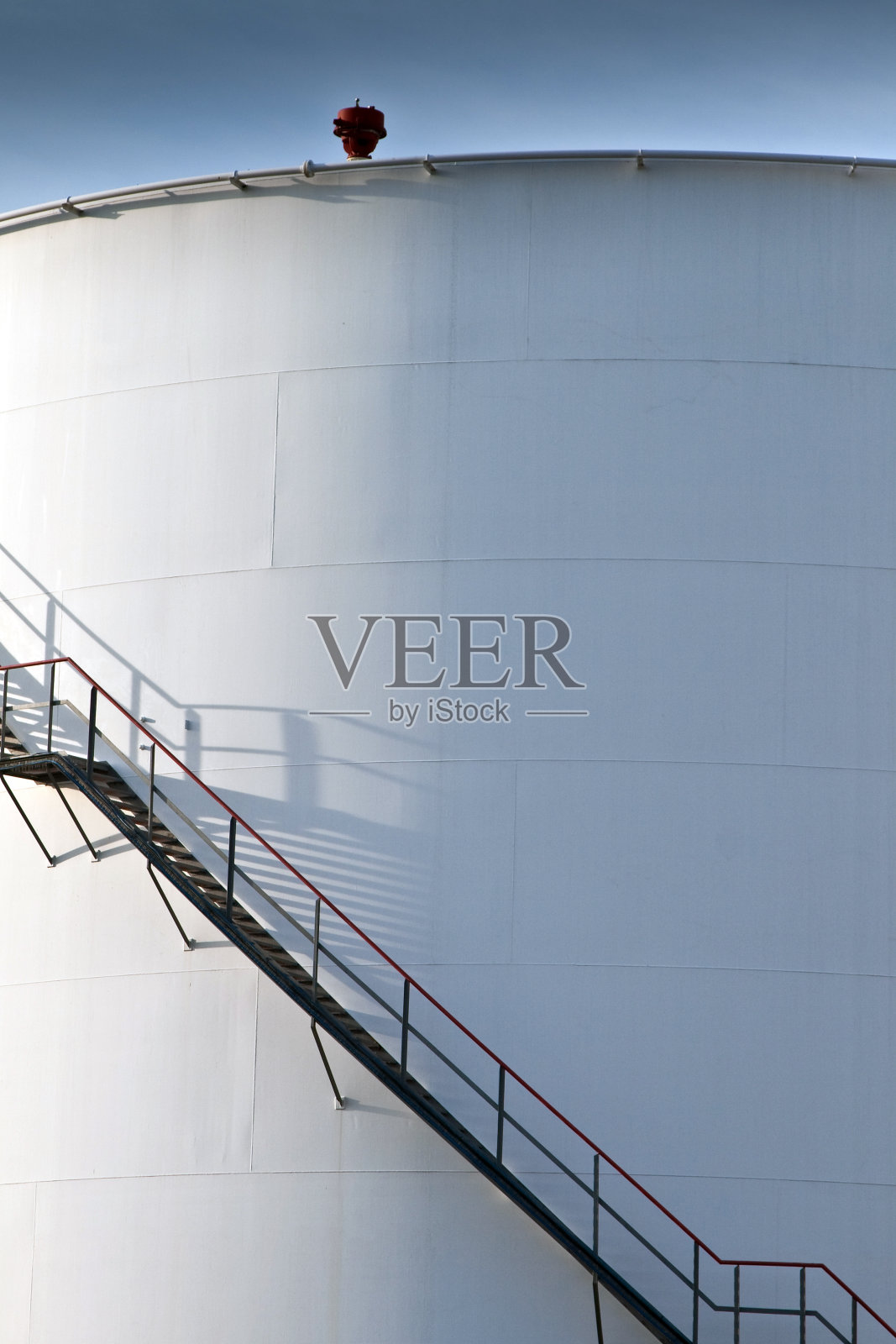 蓝天下的坦克农场里的白色坦克照片摄影图片